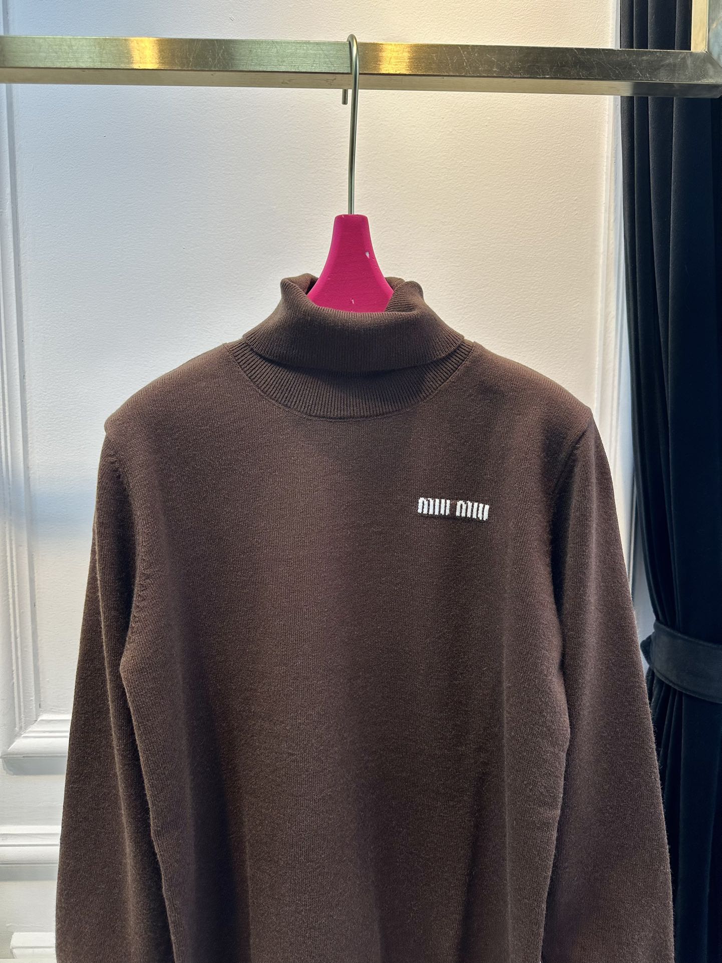 尺码F.均码，。
miumi*秋冬最字母刺绣logo高领毛衣 🩶时髦慵懒 廓形高领设计 上身一整个氛围感