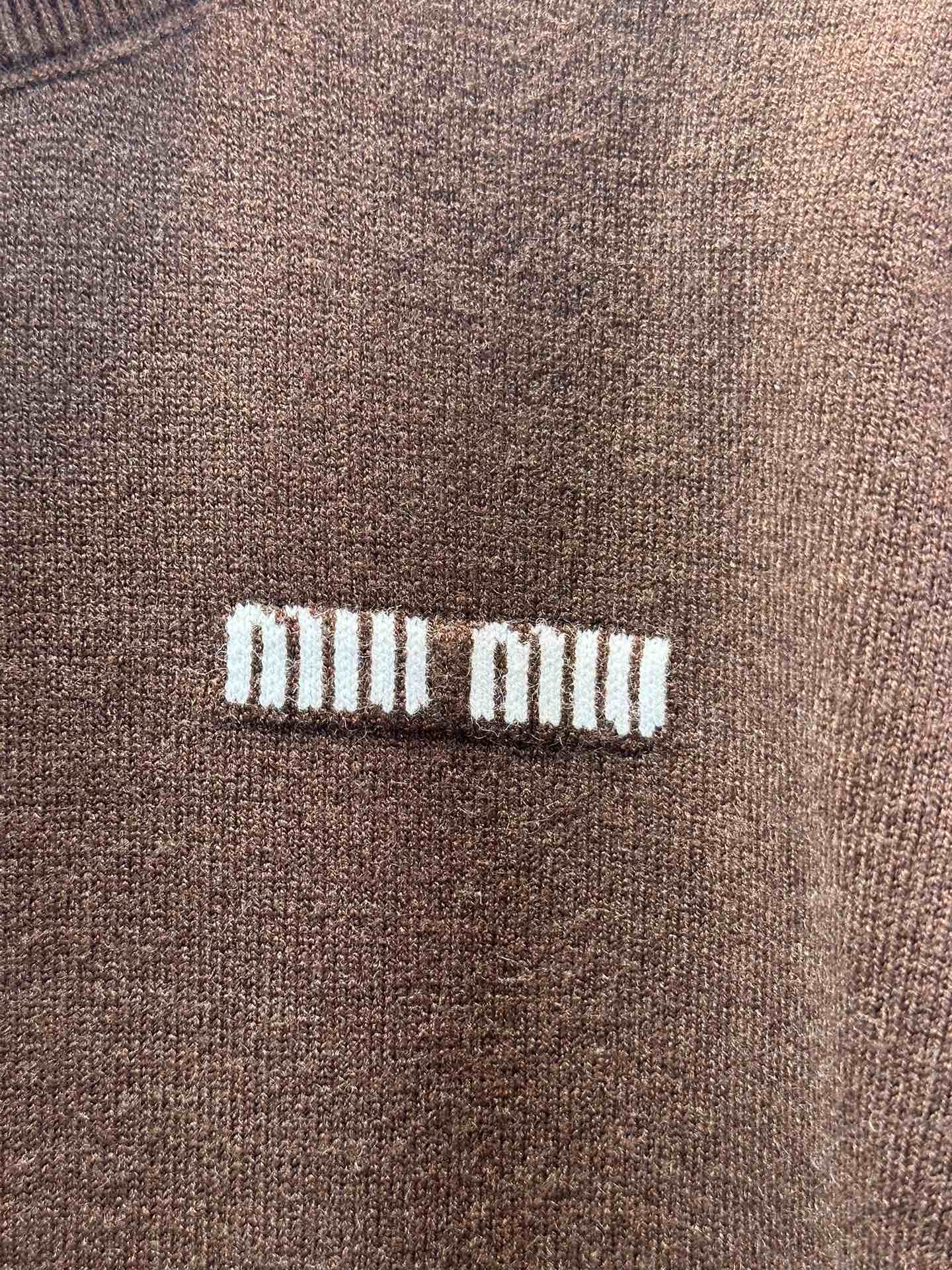 尺码F.均码，。
miumi*秋冬最字母刺绣logo高领毛衣 🩶时髦慵懒 廓形高领设计 上身一整个氛围感