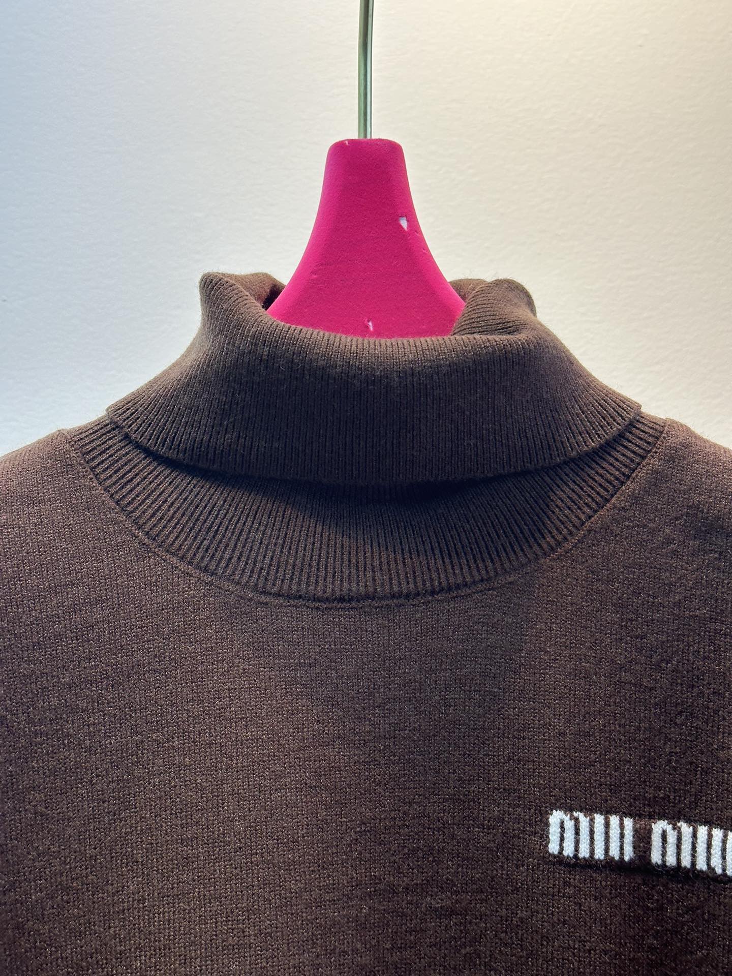 尺码F.均码，。
miumi*秋冬最字母刺绣logo高领毛衣 🩶时髦慵懒 廓形高领设计 上身一整个氛围感