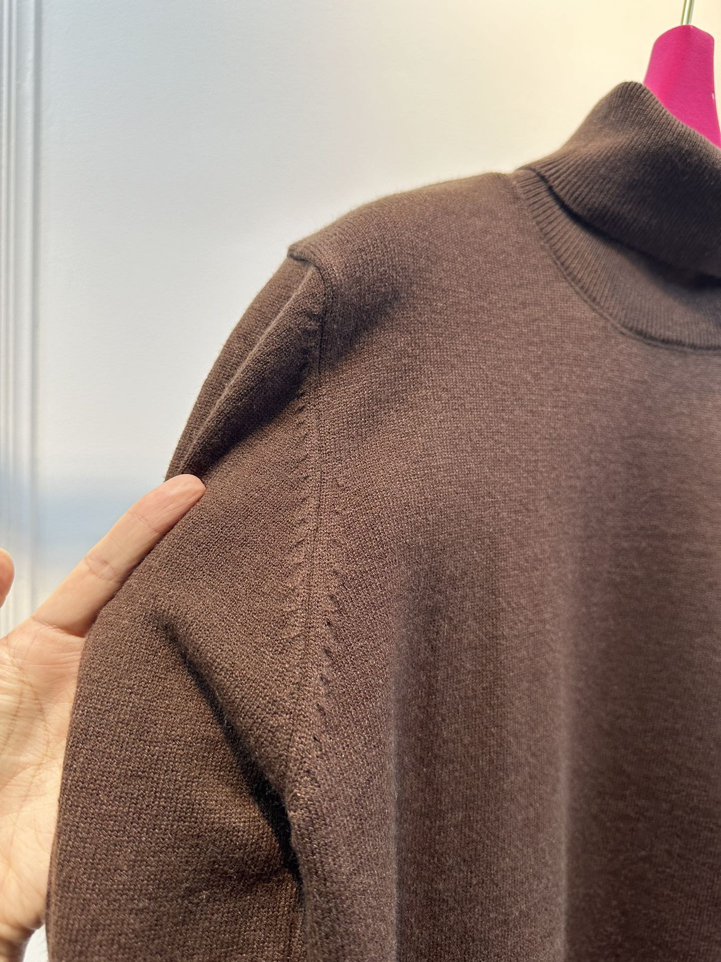 尺码F.均码，。
miumi*秋冬最字母刺绣logo高领毛衣 🩶时髦慵懒 廓形高领设计 上身一整个氛围感