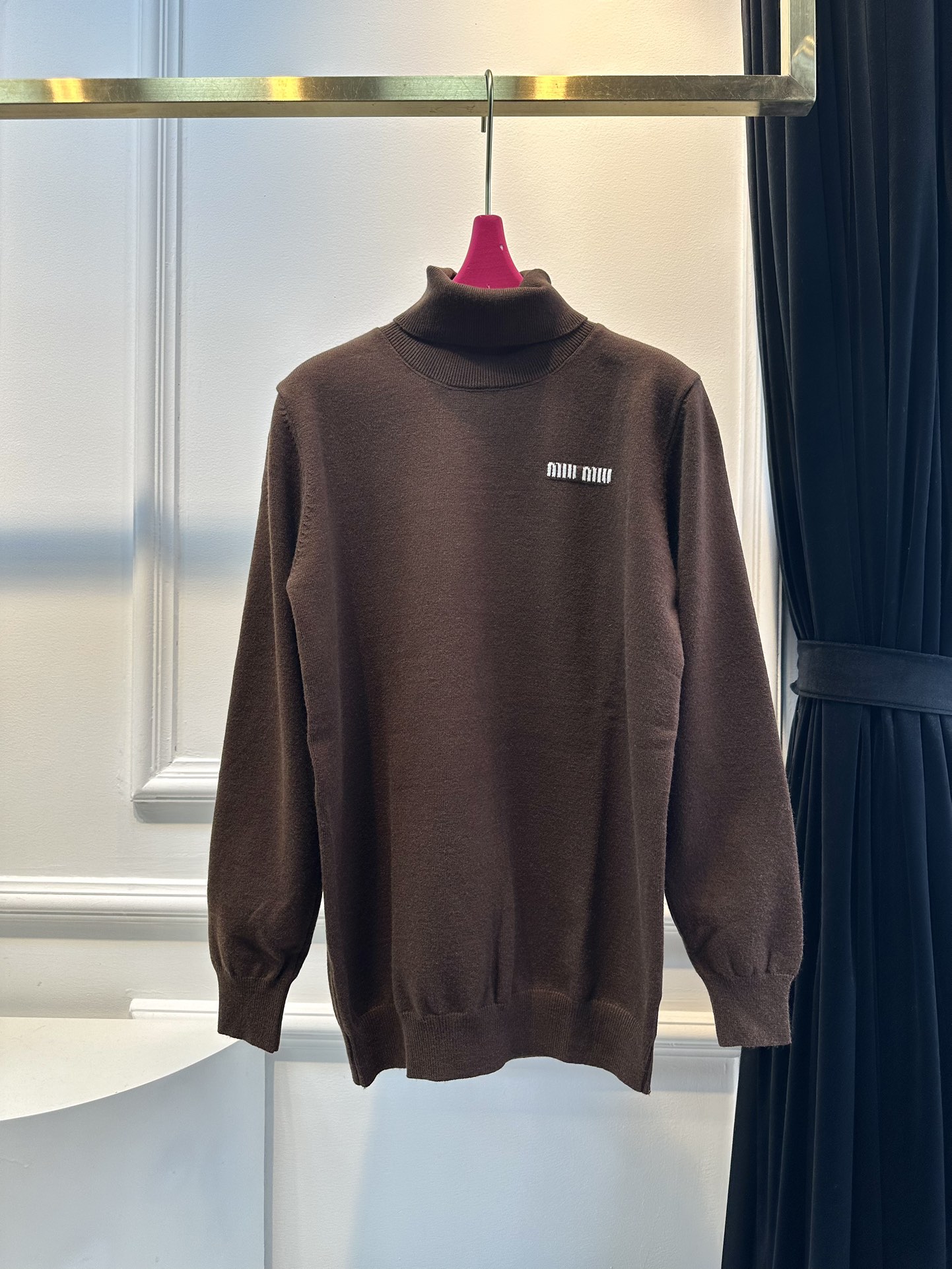 尺码F.均码，。
miumi*秋冬最字母刺绣logo高领毛衣 🩶时髦慵懒 廓形高领设计 上身一整个氛围感