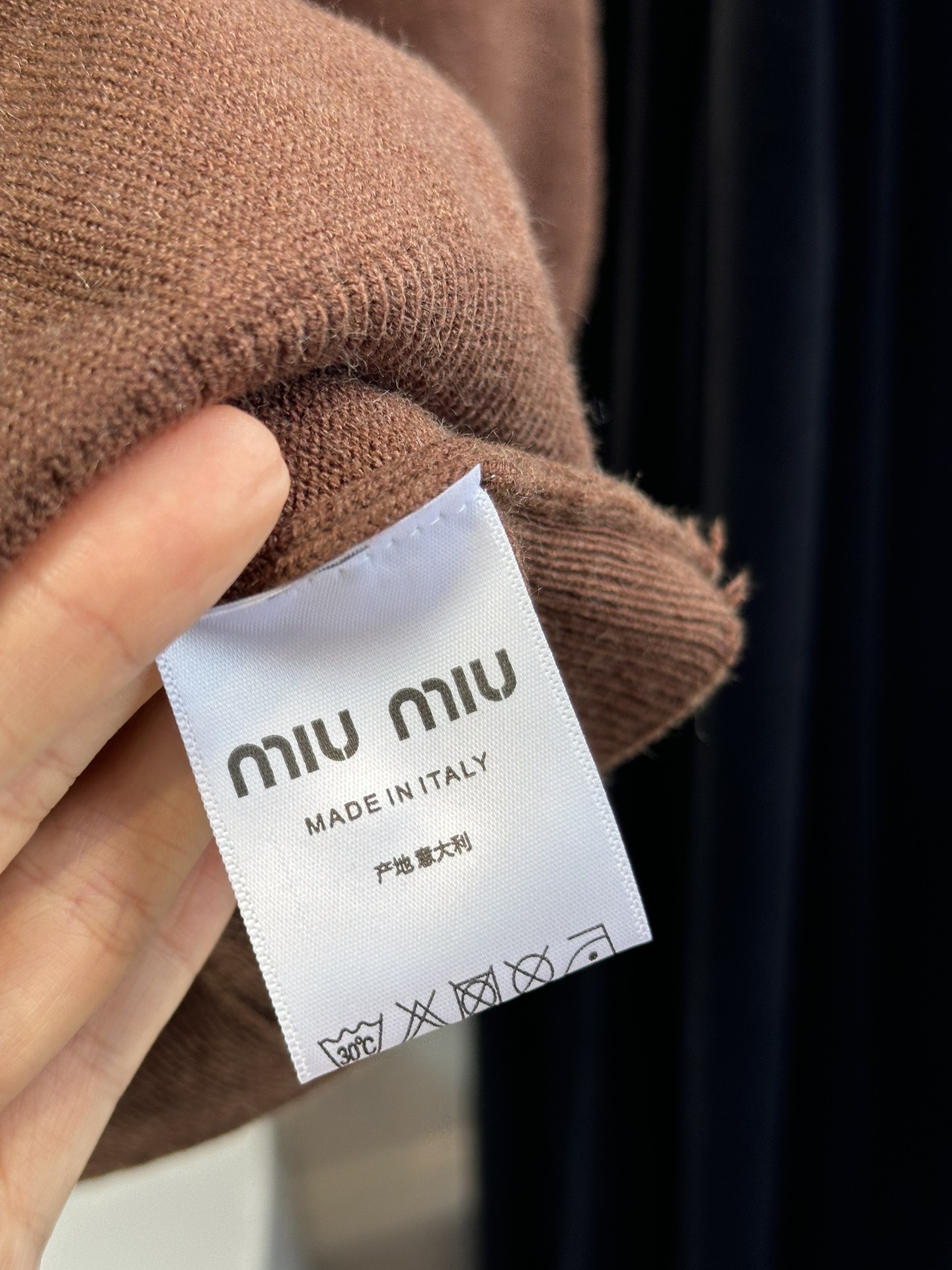 尺码F.均码，。
miumi*秋冬最字母刺绣logo高领毛衣 🩶时髦慵懒 廓形高领设计 上身一整个氛围感