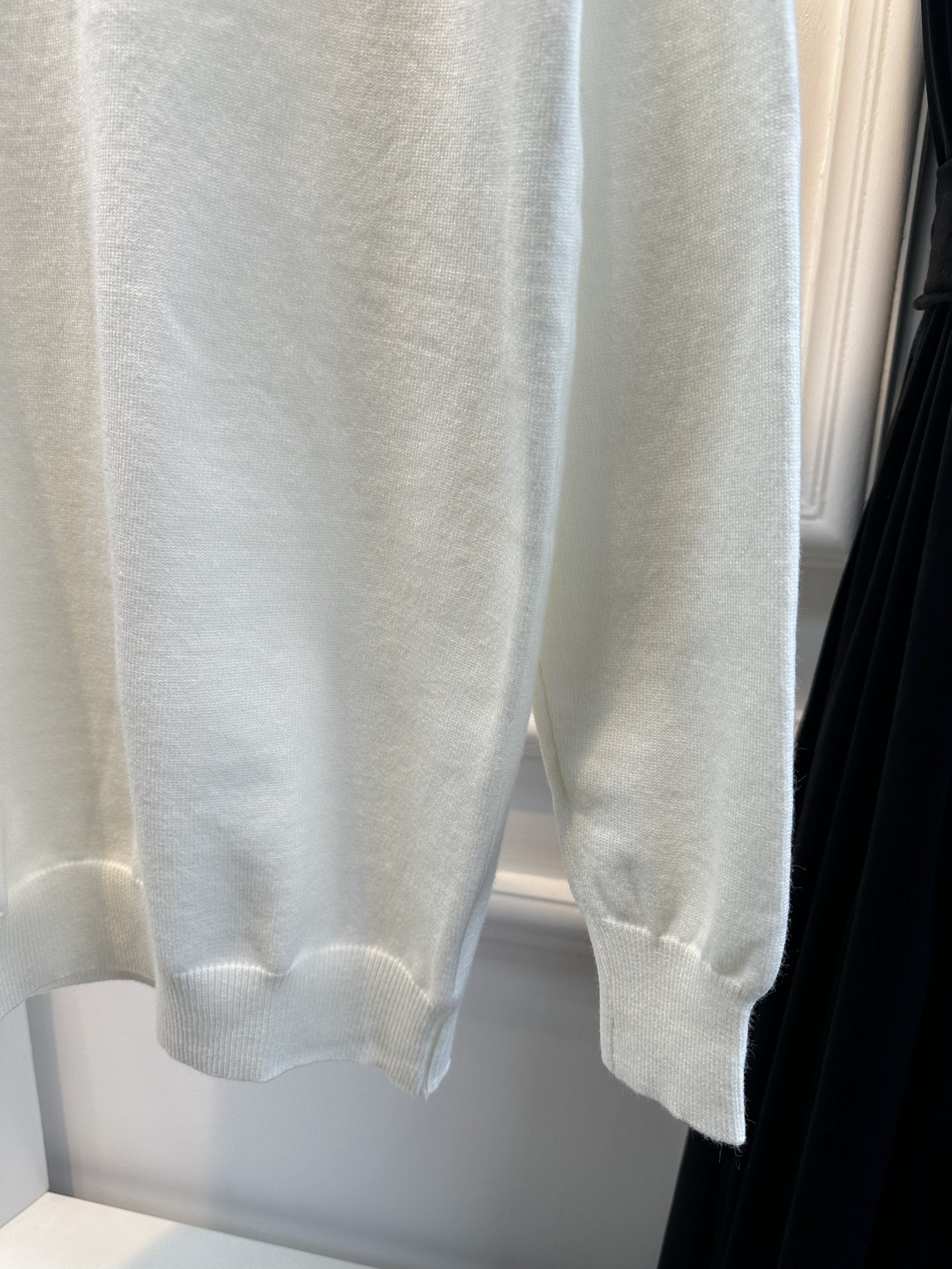 尺码F.均码，。
miumi*秋冬最字母刺绣logo高领毛衣 🩶时髦慵懒 廓形高领设计 上身一整个氛围感