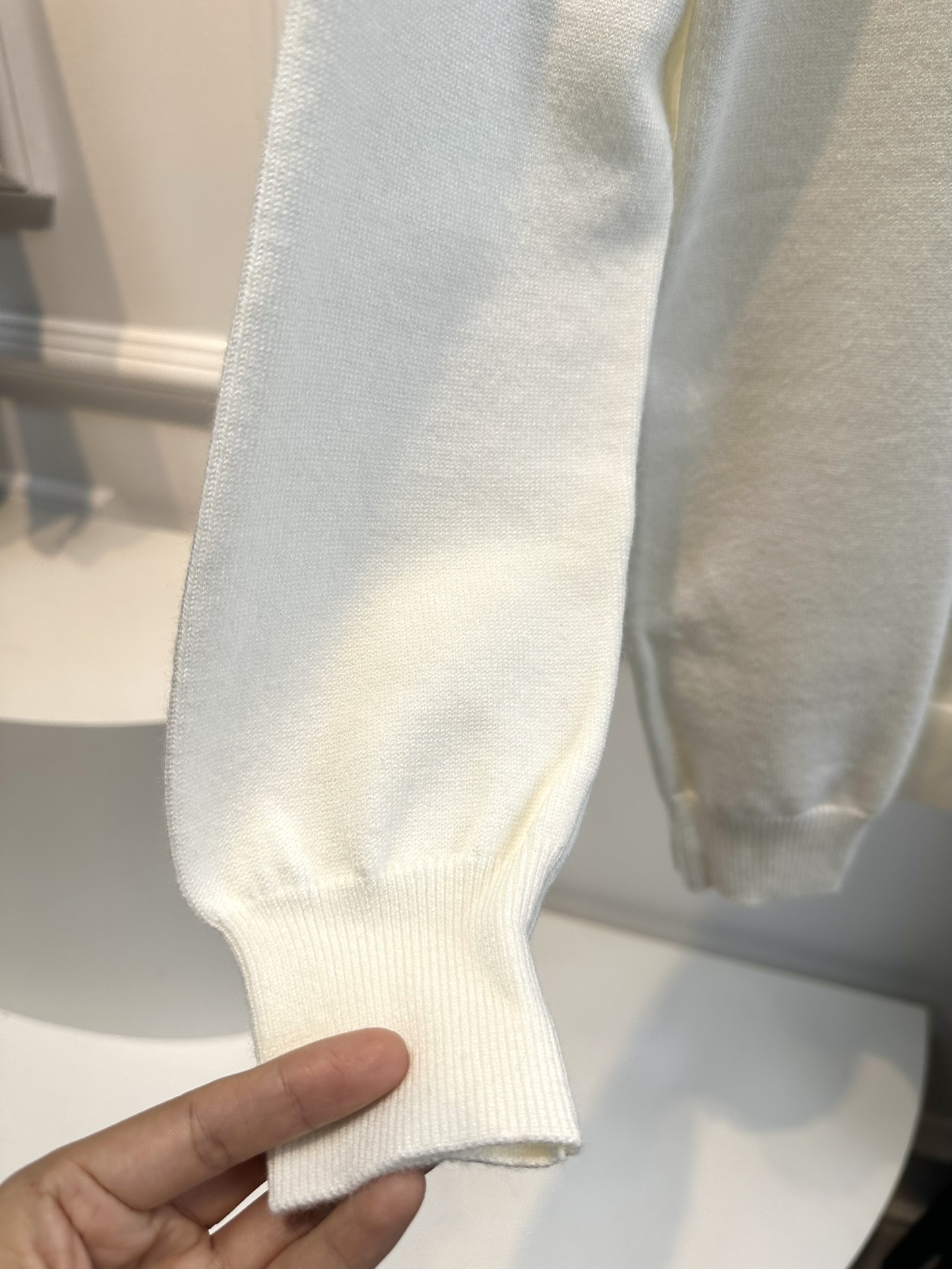 尺码F.均码，。
miumi*秋冬最字母刺绣logo高领毛衣 🩶时髦慵懒 廓形高领设计 上身一整个氛围感