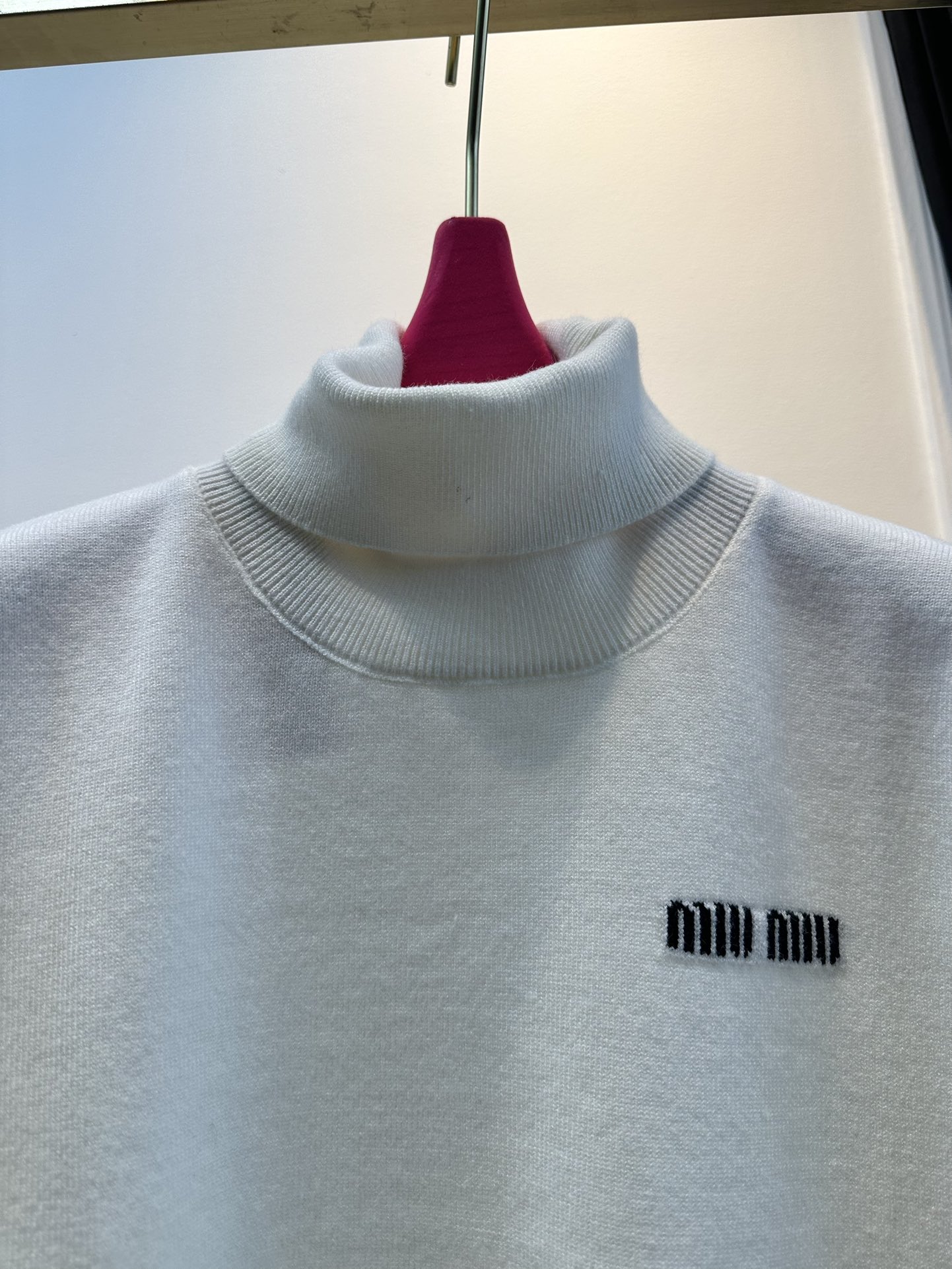 尺码F.均码，。
miumi*秋冬最字母刺绣logo高领毛衣 🩶时髦慵懒 廓形高领设计 上身一整个氛围感