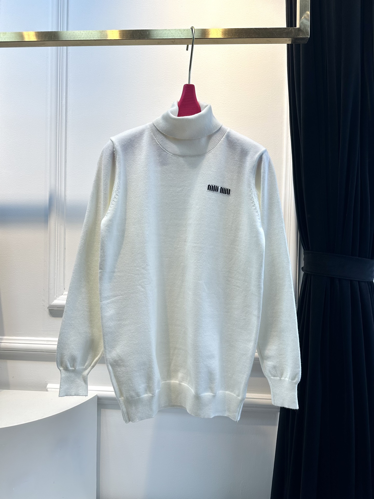 尺码F.均码，。
miumi*秋冬最字母刺绣logo高领毛衣 🩶时髦慵懒 廓形高领设计 上身一整个氛围感