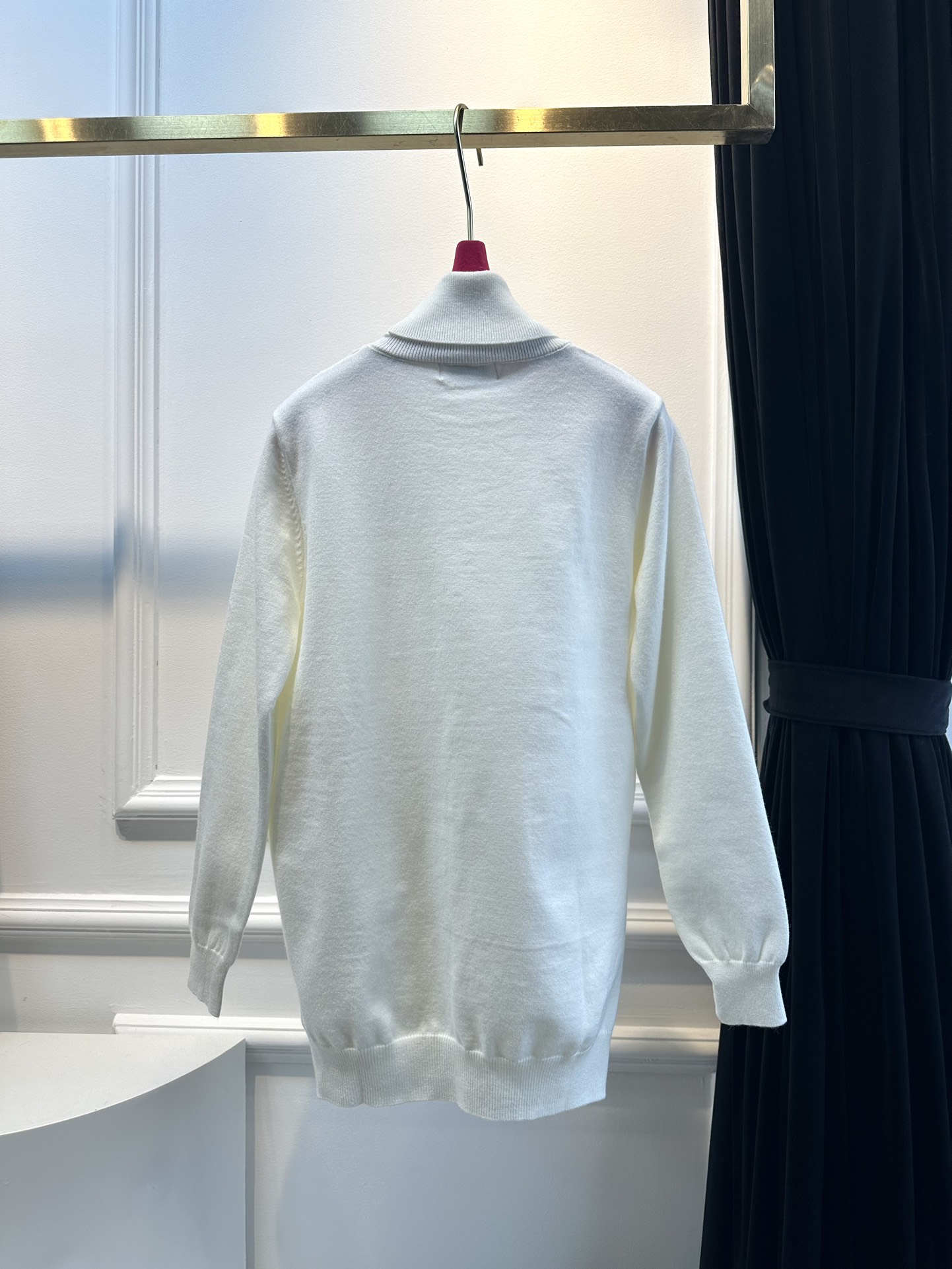 尺码F.均码，。
miumi*秋冬最字母刺绣logo高领毛衣 🩶时髦慵懒 廓形高领设计 上身一整个氛围感