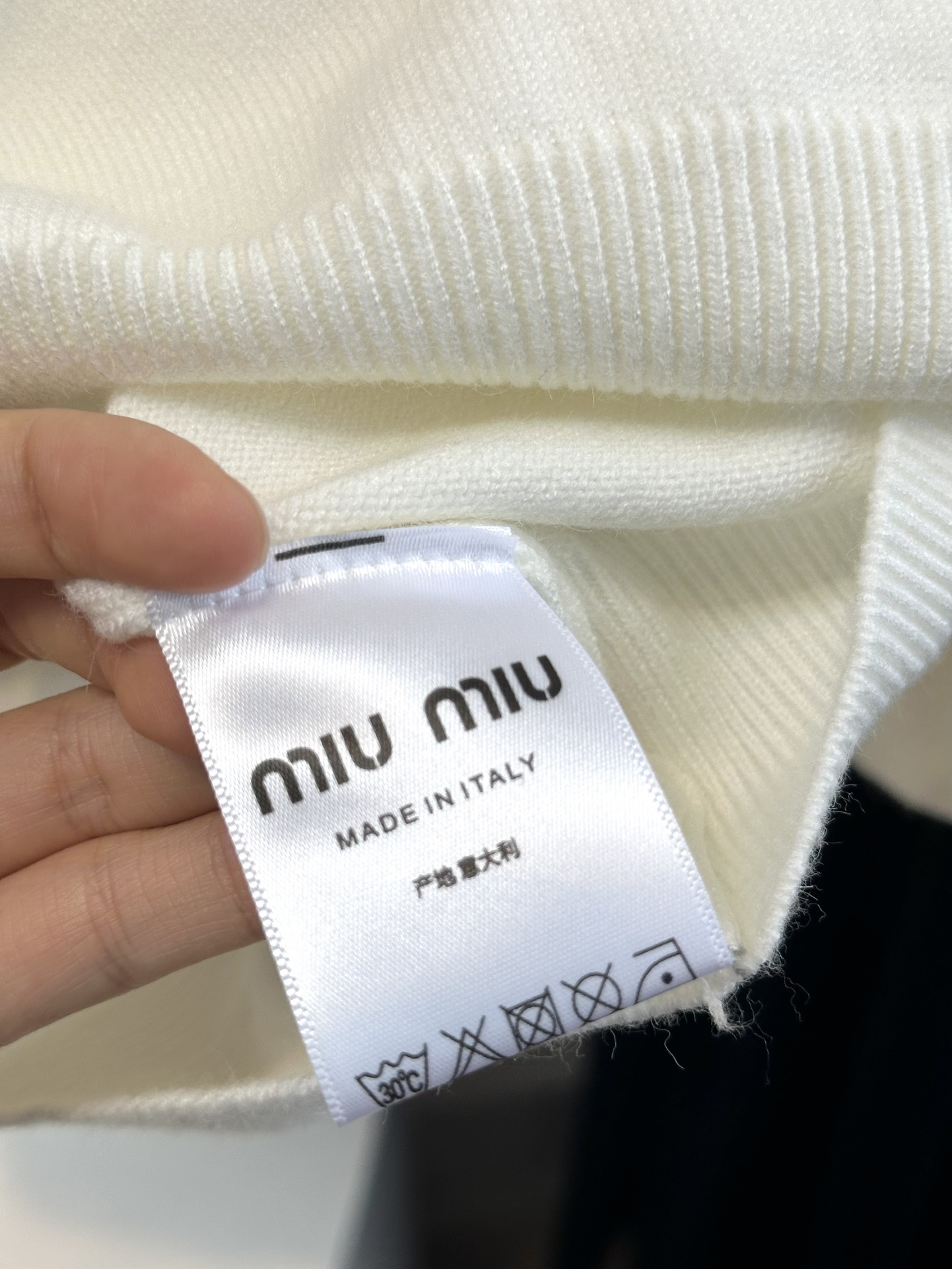 尺码F.均码，。
miumi*秋冬最字母刺绣logo高领毛衣 🩶时髦慵懒 廓形高领设计 上身一整个氛围感