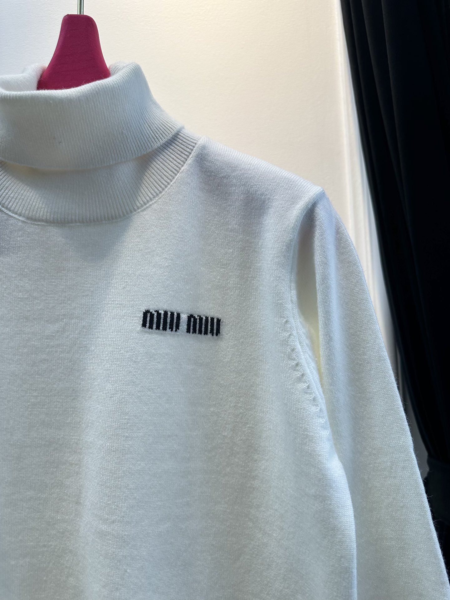 尺码F.均码，。
miumi*秋冬最字母刺绣logo高领毛衣 🩶时髦慵懒 廓形高领设计 上身一整个氛围感