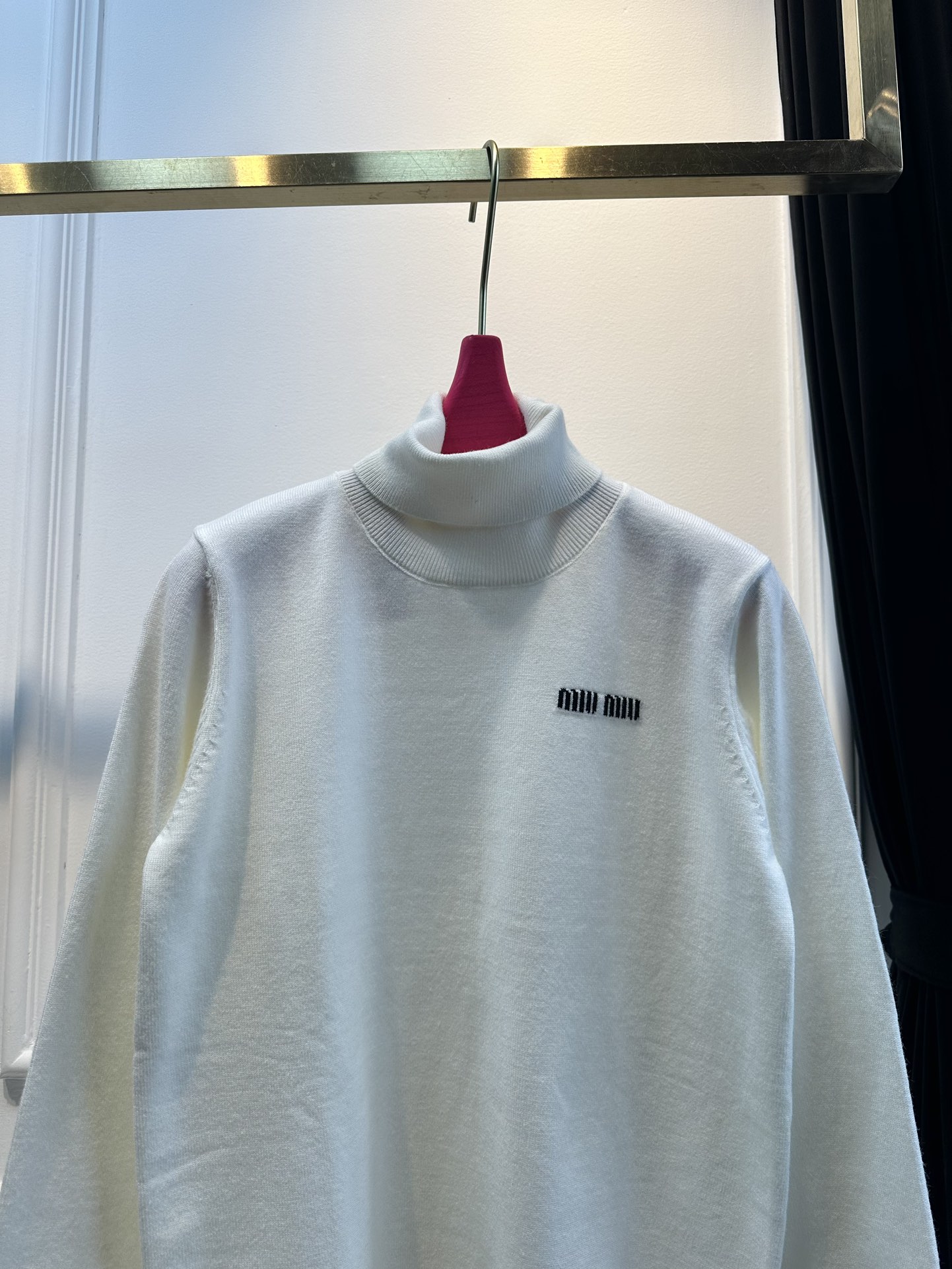 尺码F.均码，。
miumi*秋冬最字母刺绣logo高领毛衣 🩶时髦慵懒 廓形高领设计 上身一整个氛围感