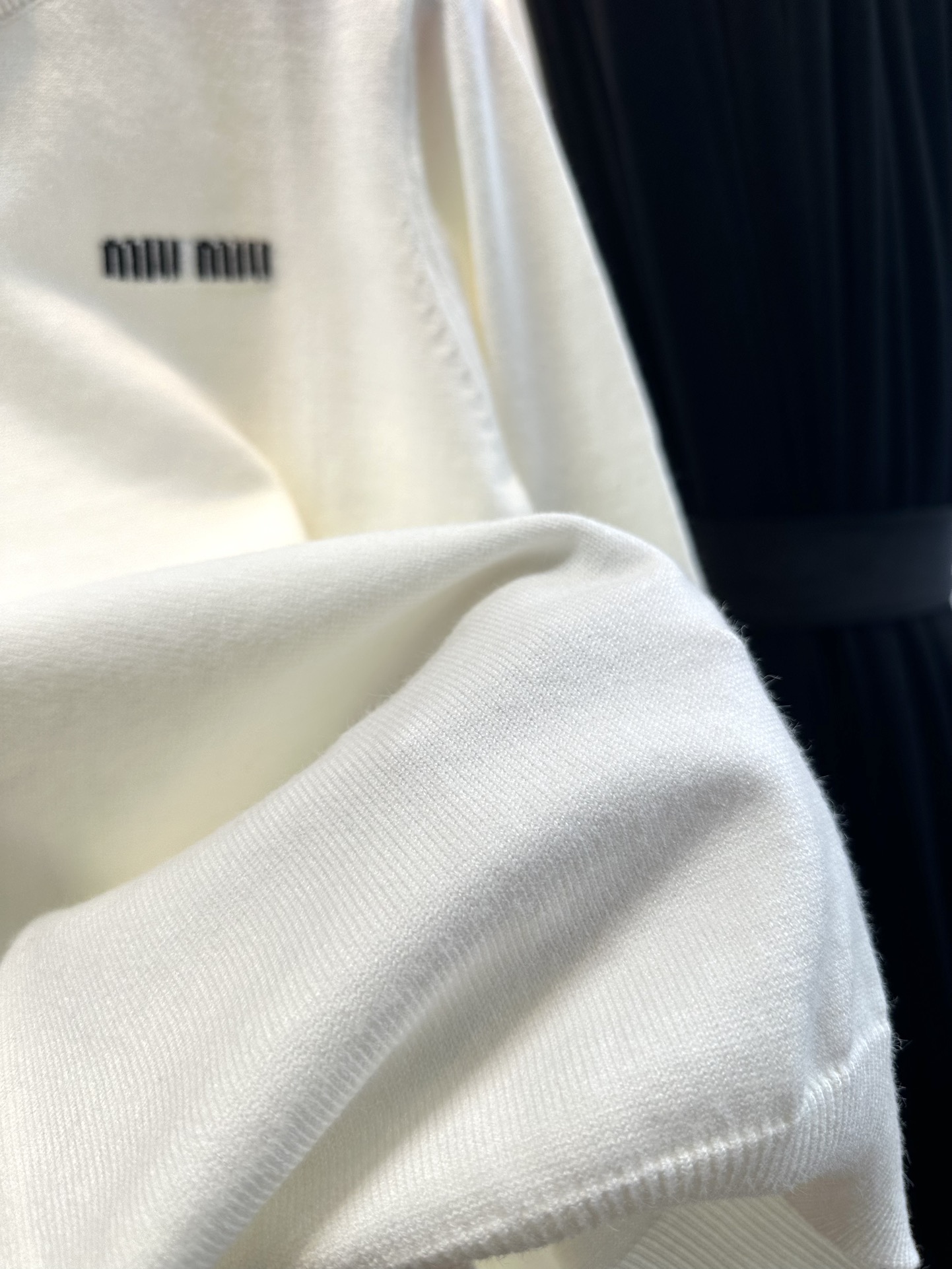 尺码F.均码，。
miumi*秋冬最字母刺绣logo高领毛衣 🩶时髦慵懒 廓形高领设计 上身一整个氛围感