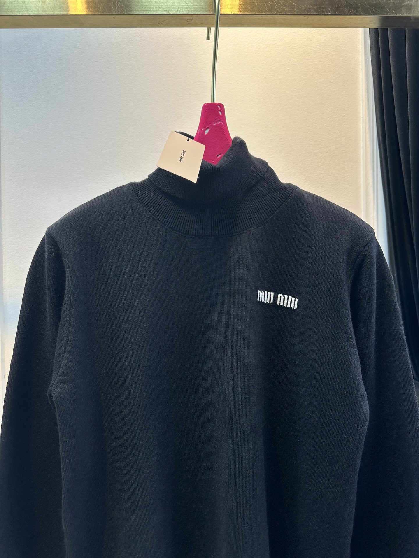 尺码F.均码，。
miumi*秋冬最字母刺绣logo高领毛衣 🩶时髦慵懒 廓形高领设计 上身一整个氛围感