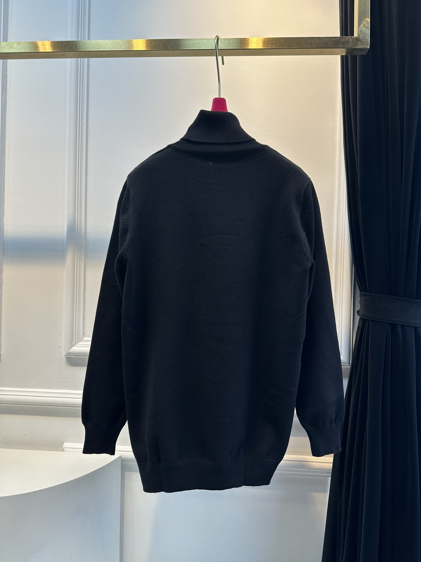 尺码F.均码，。
miumi*秋冬最字母刺绣logo高领毛衣 🩶时髦慵懒 廓形高领设计 上身一整个氛围感