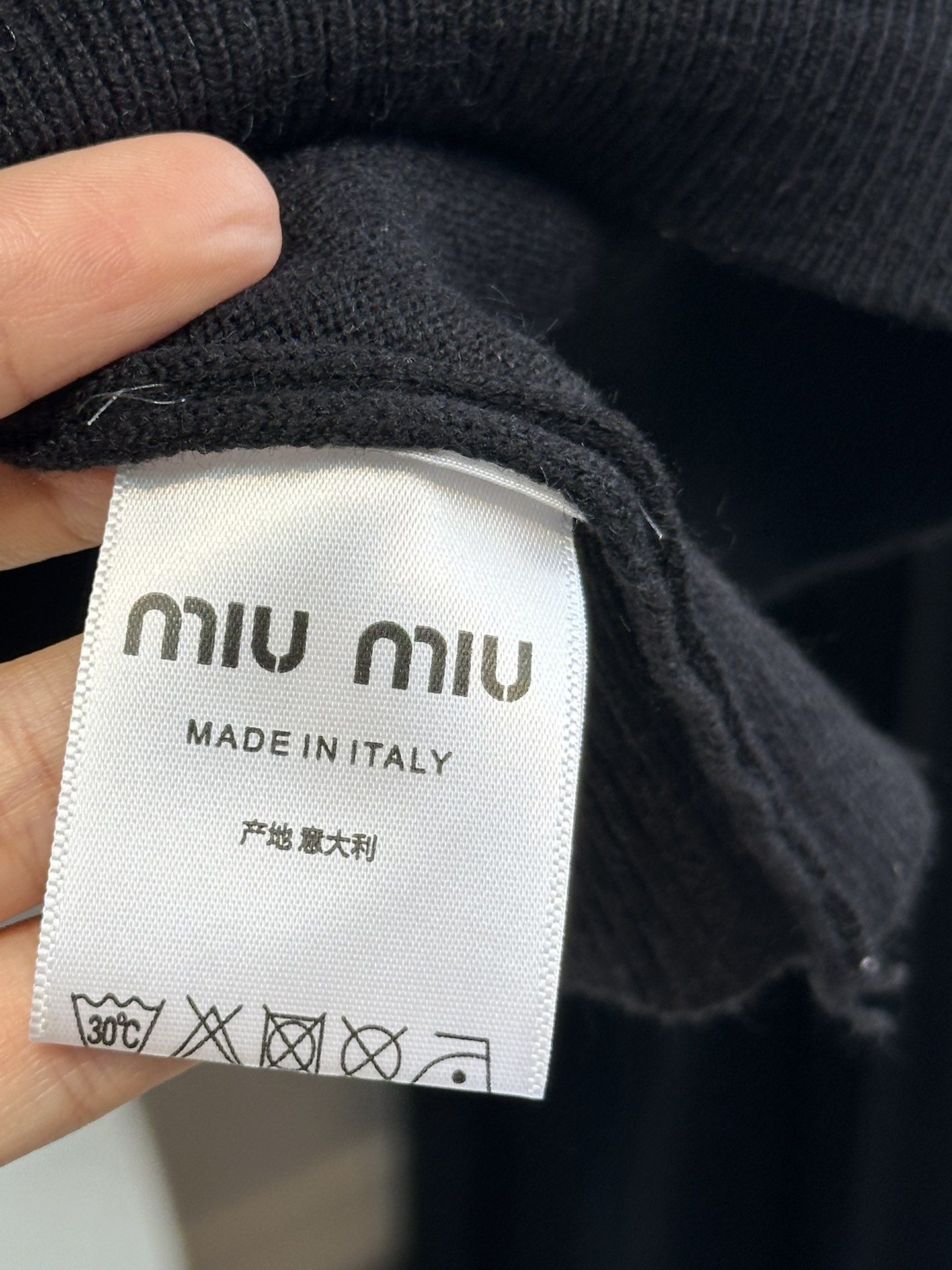 尺码F.均码，。
miumi*秋冬最字母刺绣logo高领毛衣 🩶时髦慵懒 廓形高领设计 上身一整个氛围感