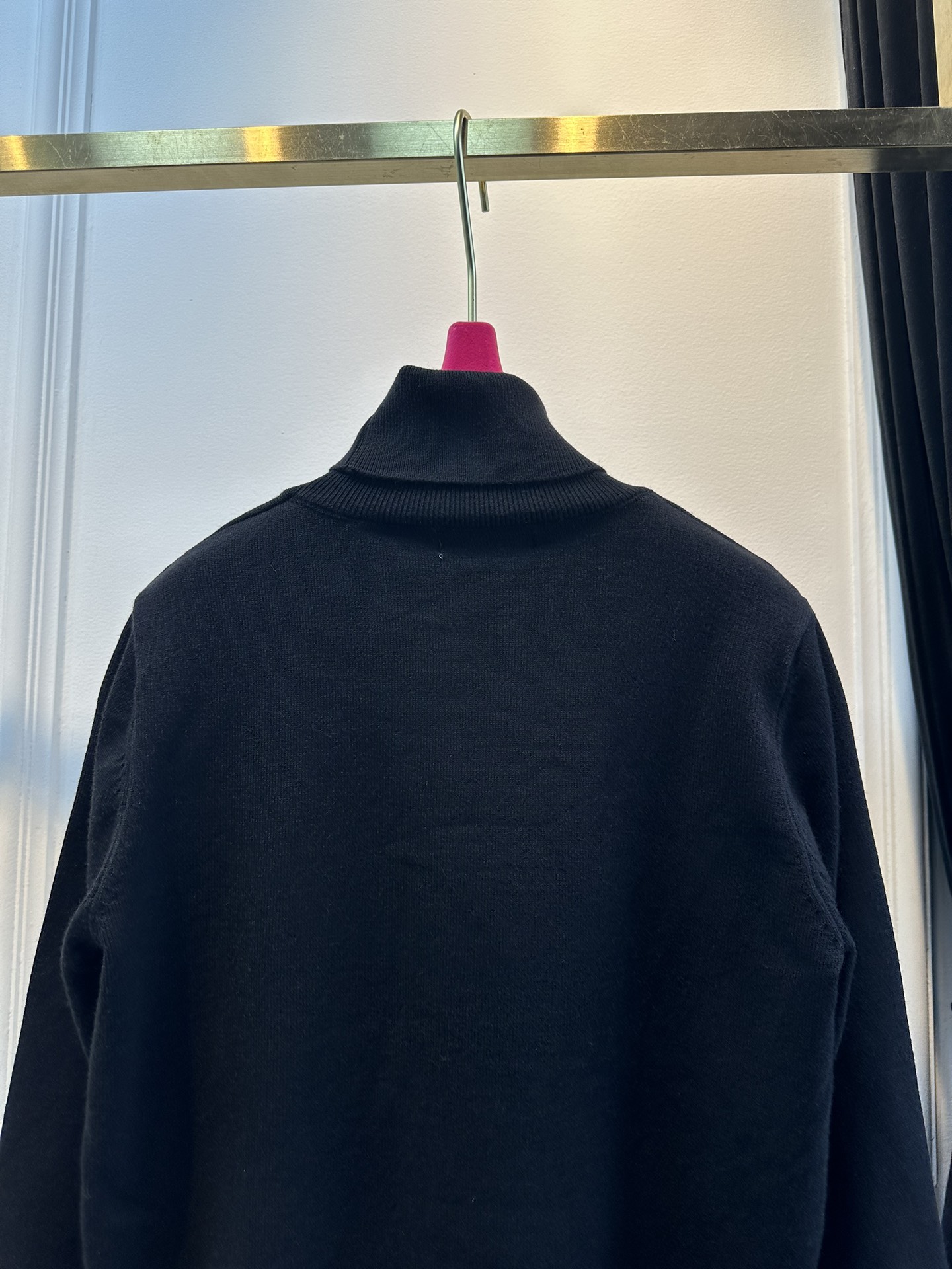 尺码F.均码，。
miumi*秋冬最字母刺绣logo高领毛衣 🩶时髦慵懒 廓形高领设计 上身一整个氛围感