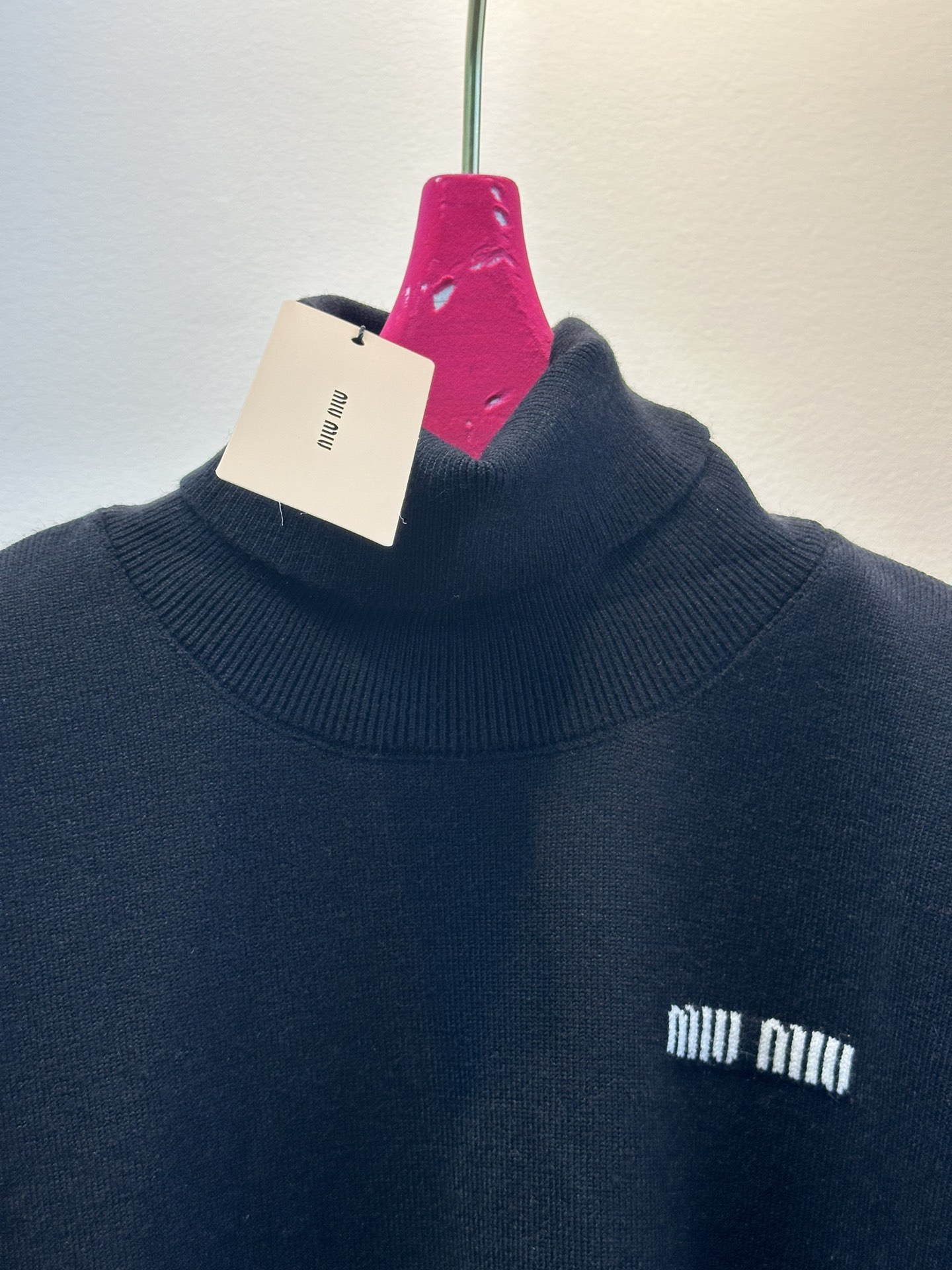 尺码F.均码，。
miumi*秋冬最字母刺绣logo高领毛衣 🩶时髦慵懒 廓形高领设计 上身一整个氛围感
