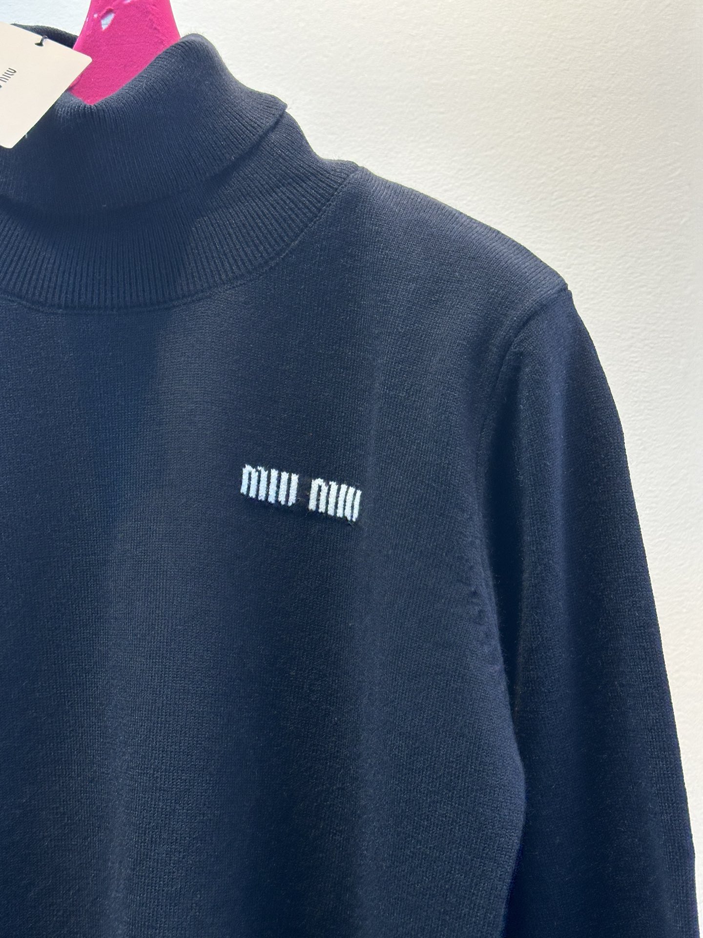 尺码F.均码，。
miumi*秋冬最字母刺绣logo高领毛衣 🩶时髦慵懒 廓形高领设计 上身一整个氛围感