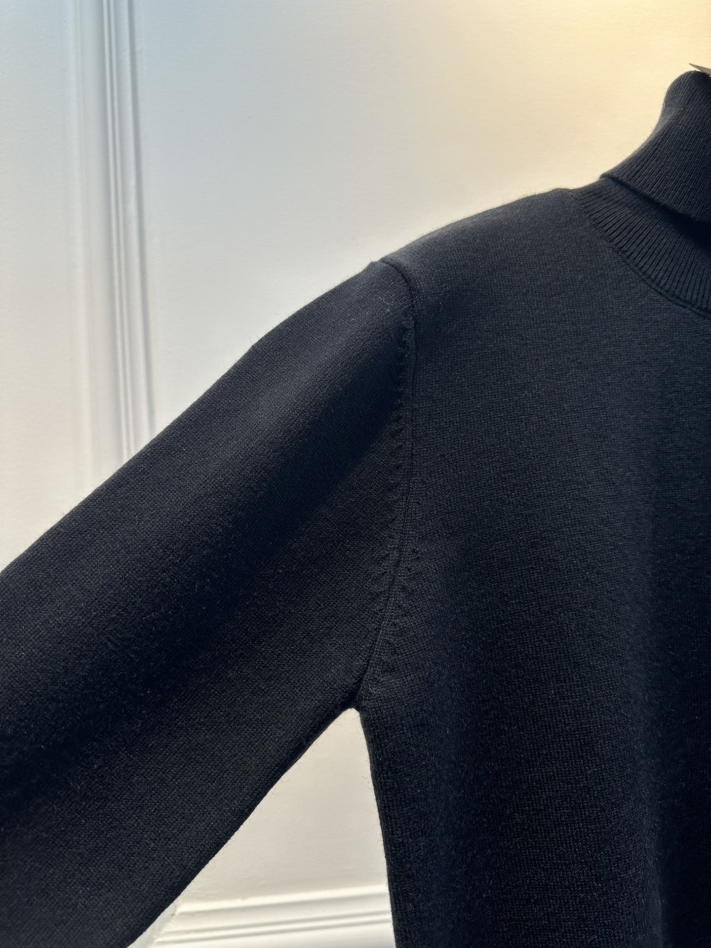 尺码F.均码，。
miumi*秋冬最字母刺绣logo高领毛衣 🩶时髦慵懒 廓形高领设计 上身一整个氛围感