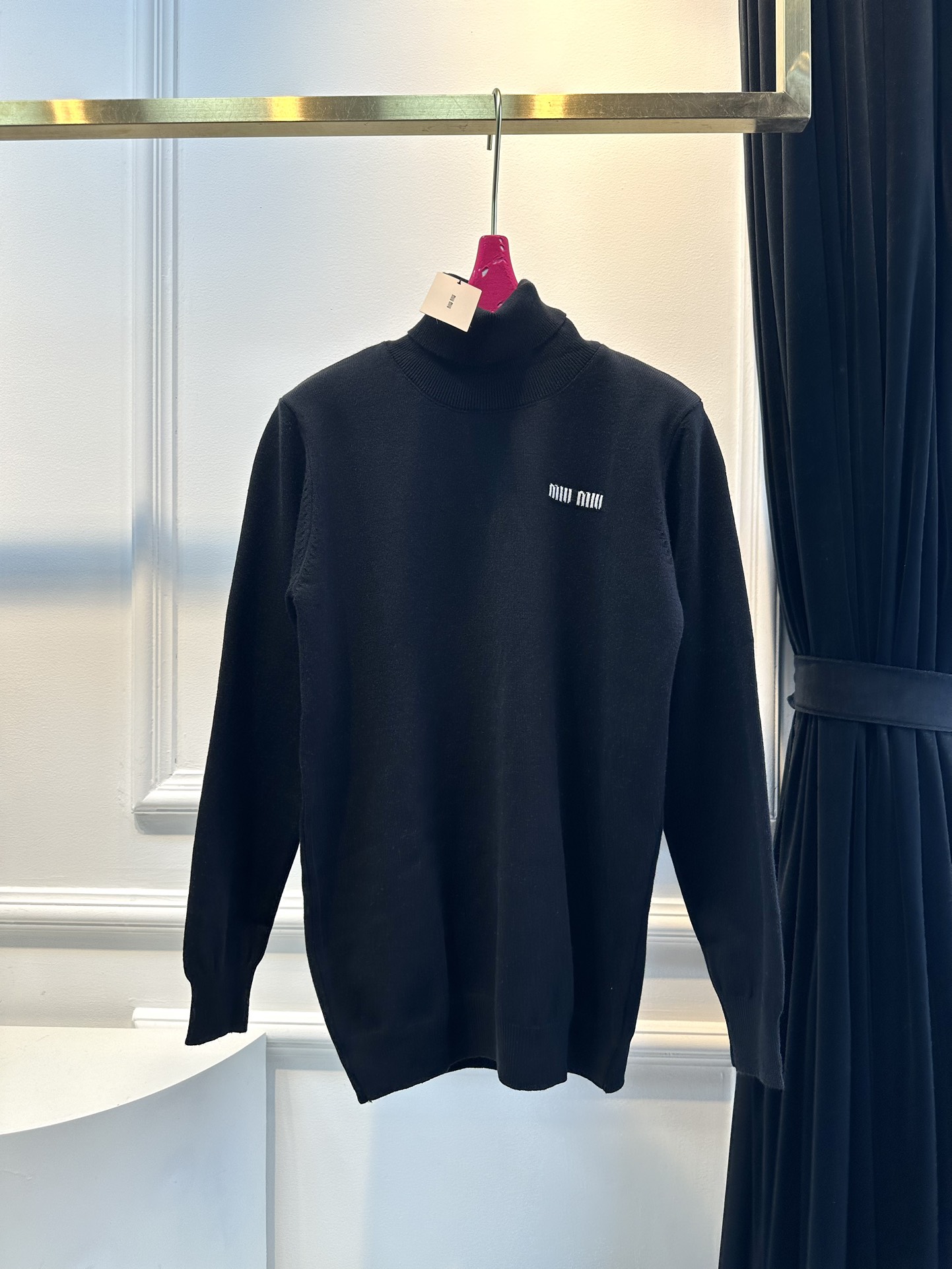 尺码F.均码，。
miumi*秋冬最字母刺绣logo高领毛衣 🩶时髦慵懒 廓形高领设计 上身一整个氛围感