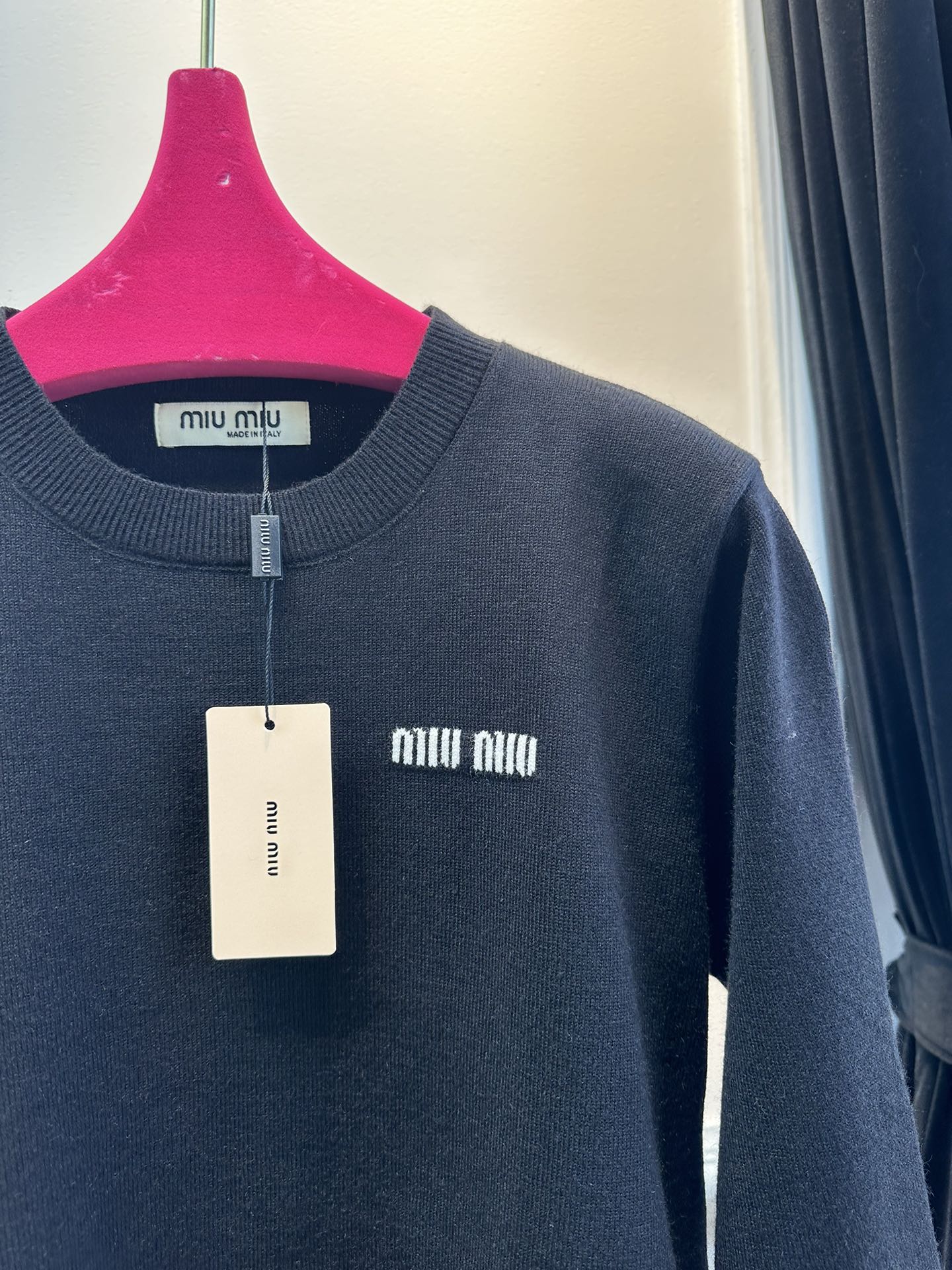 尺码F.均码，。
miumi*秋冬最字母刺绣logo圆领毛衣 🩶时髦慵懒 廓形高领设计 上身一整个氛围感