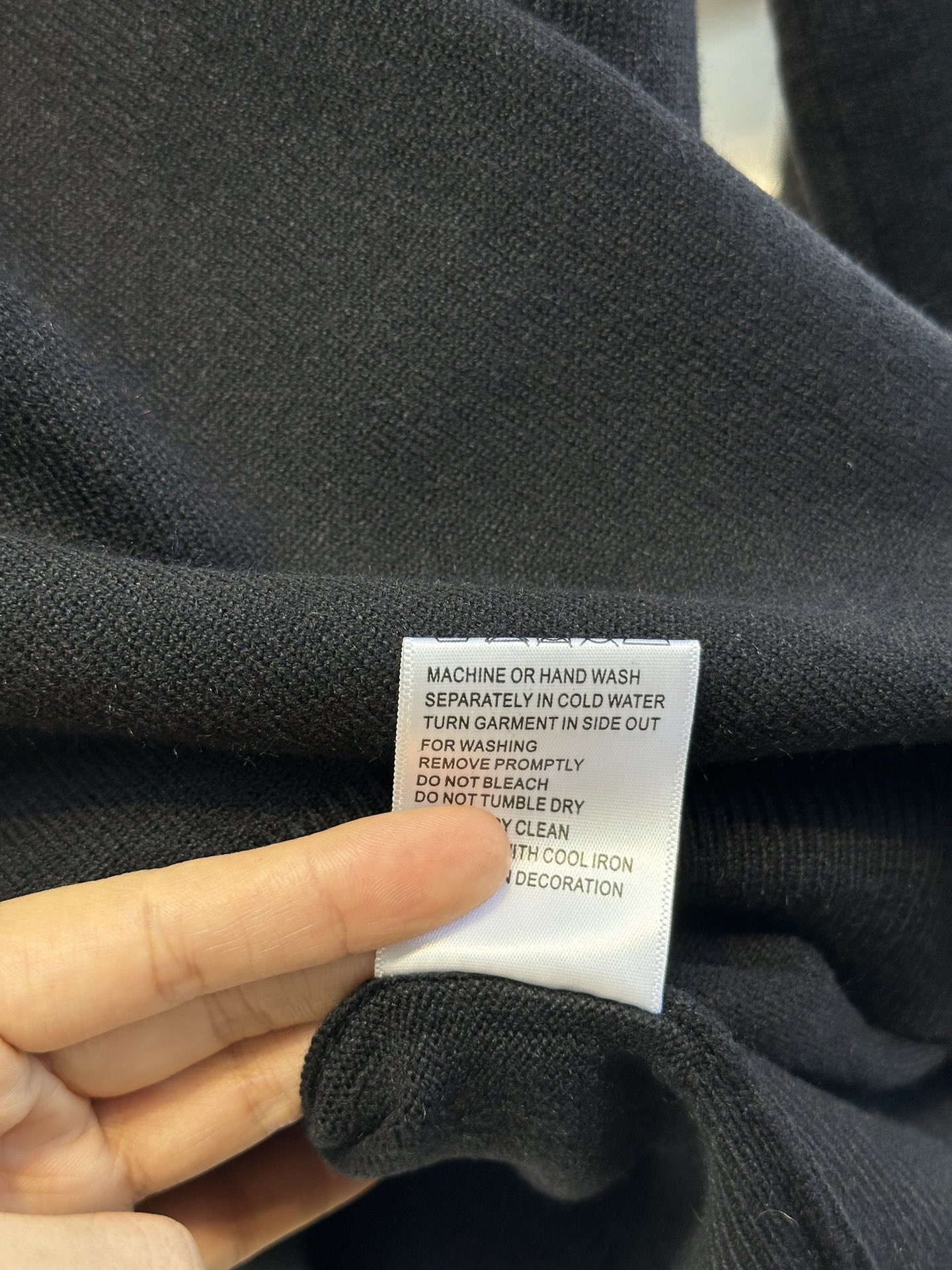 尺码F.均码，。
miumi*秋冬最字母刺绣logo圆领毛衣 🩶时髦慵懒 廓形高领设计 上身一整个氛围感