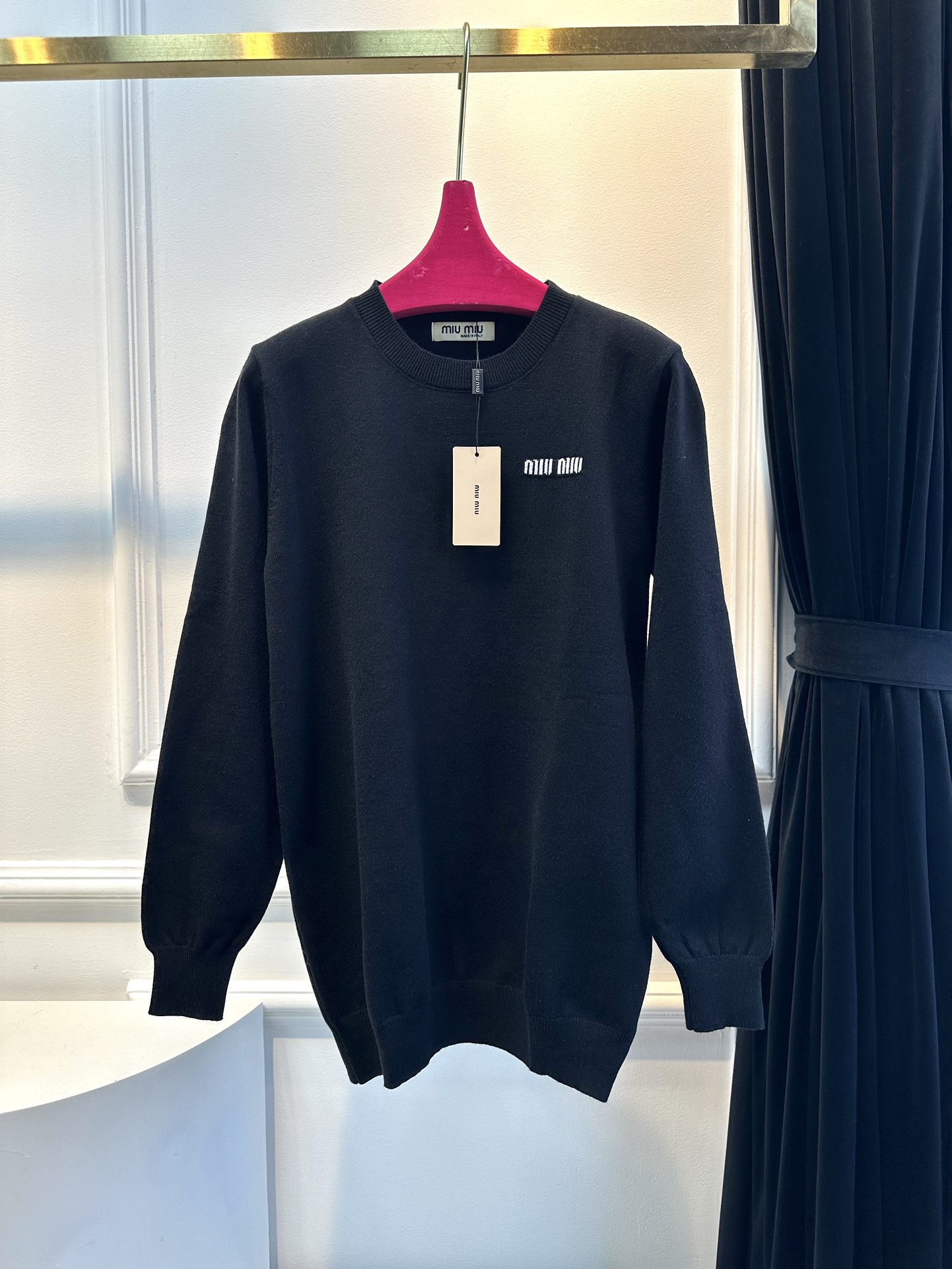 尺码F.均码，。
miumi*秋冬最字母刺绣logo圆领毛衣 🩶时髦慵懒 廓形高领设计 上身一整个氛围感