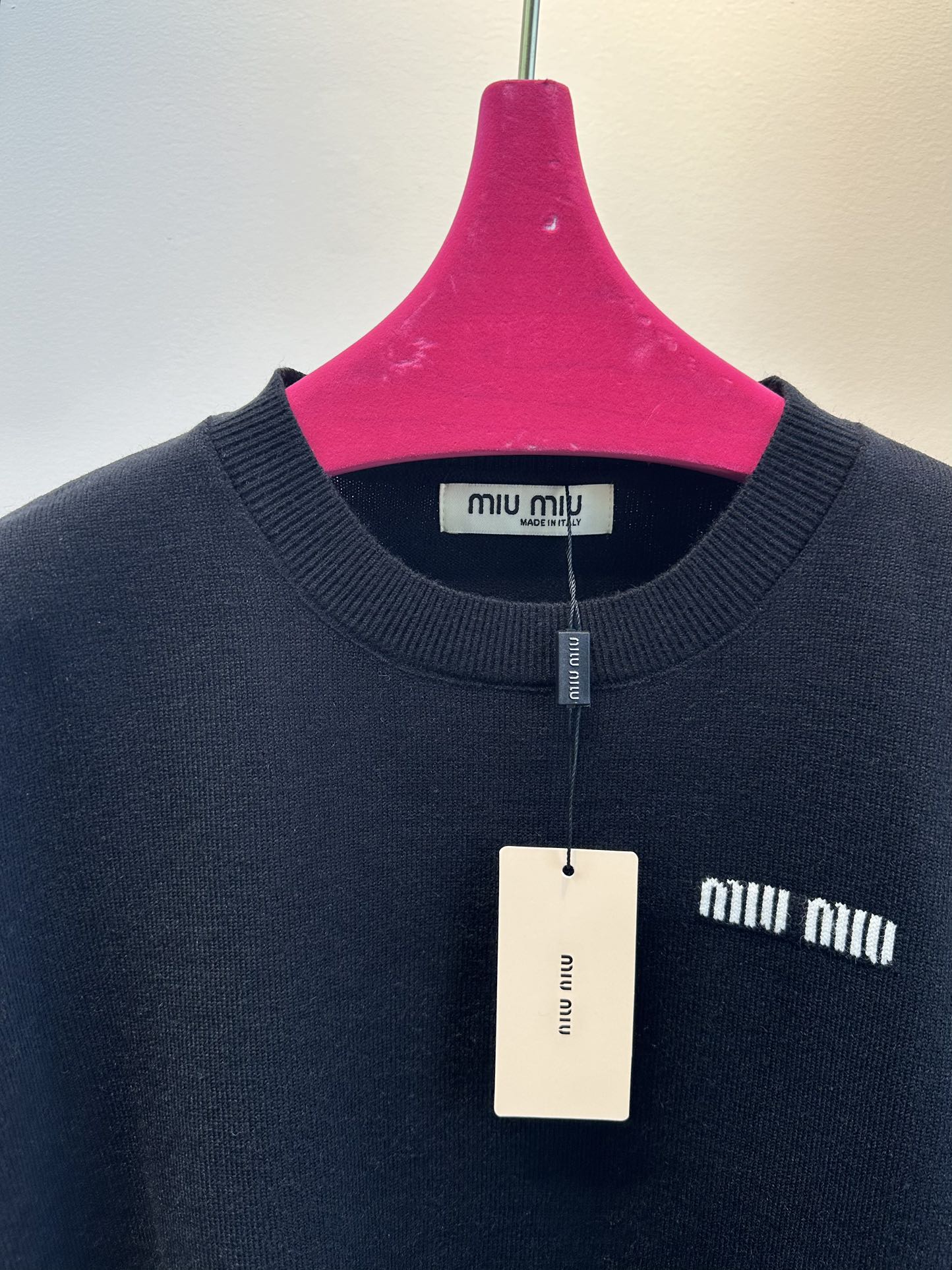 尺码F.均码，。
miumi*秋冬最字母刺绣logo圆领毛衣 🩶时髦慵懒 廓形高领设计 上身一整个氛围感