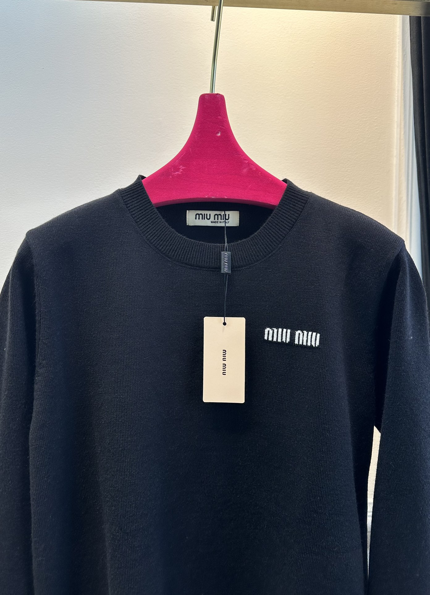 尺码F.均码，。
miumi*秋冬最字母刺绣logo圆领毛衣 🩶时髦慵懒 廓形高领设计 上身一整个氛围感