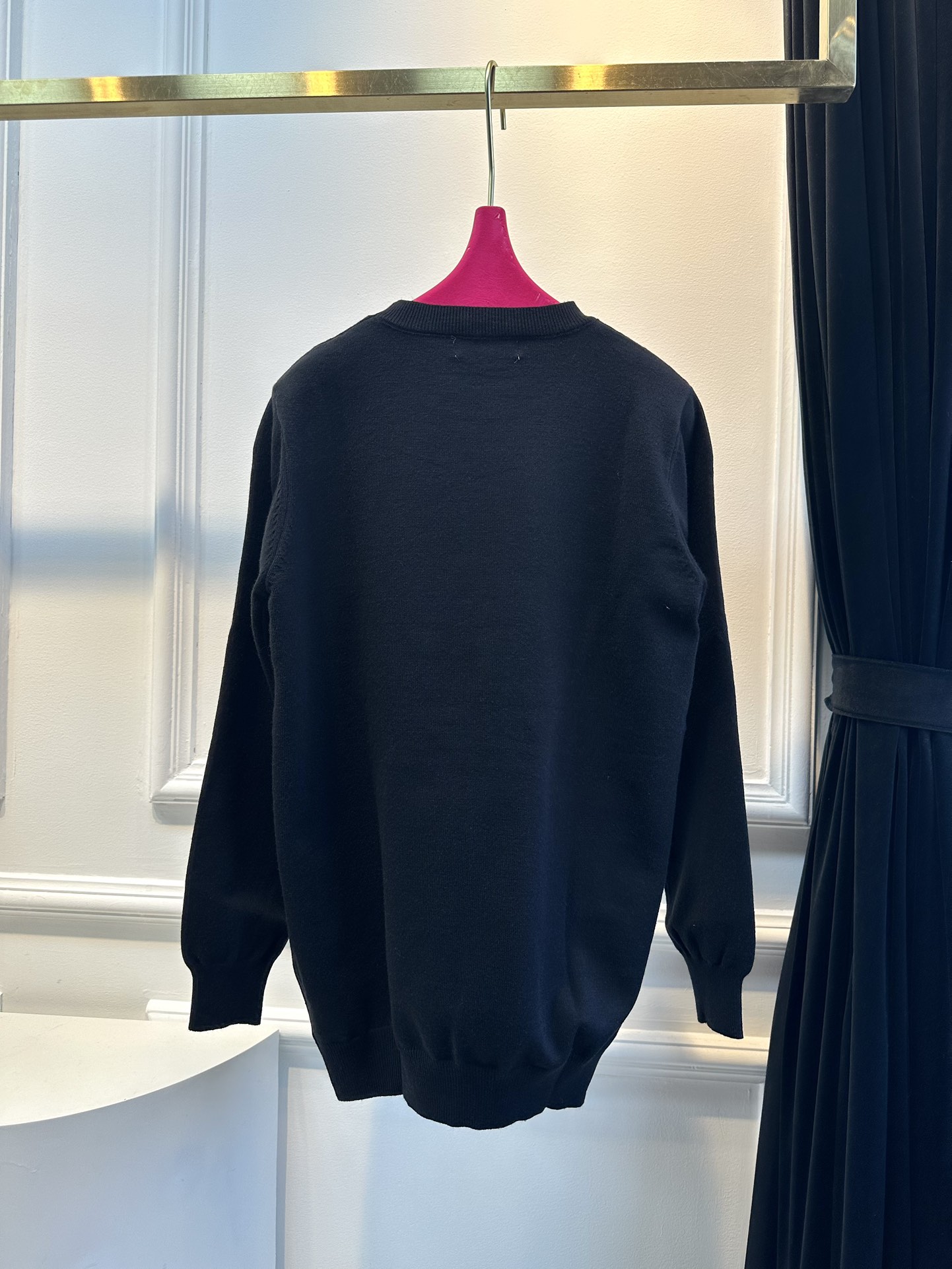 尺码F.均码，。
miumi*秋冬最字母刺绣logo圆领毛衣 🩶时髦慵懒 廓形高领设计 上身一整个氛围感