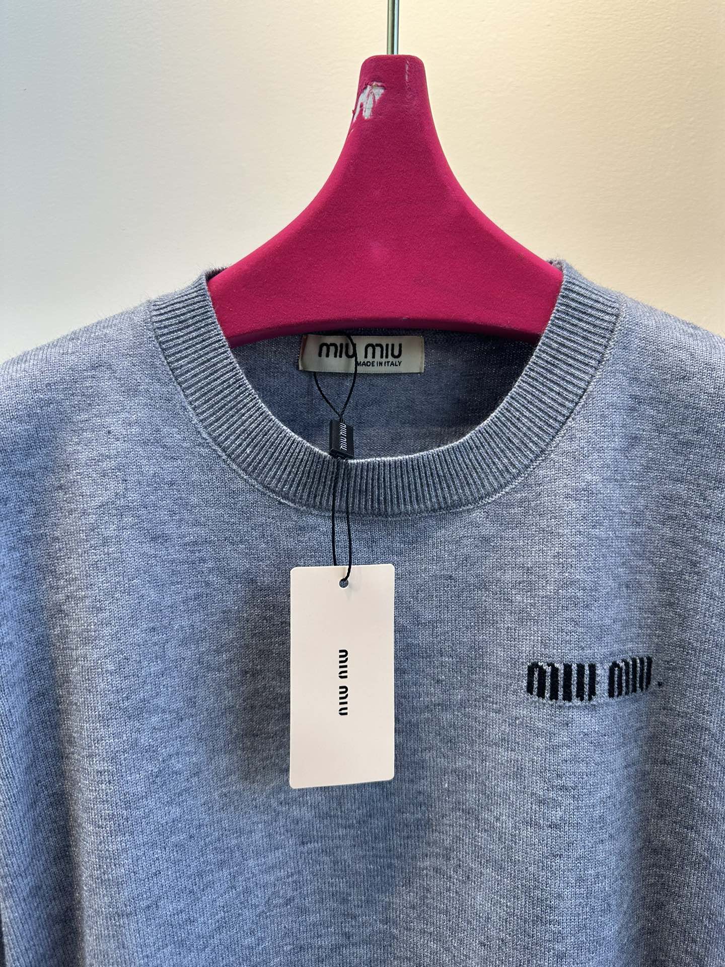 尺码F.均码，。
miumi*秋冬最字母刺绣logo圆领毛衣 🩶时髦慵懒 廓形高领设计 上身一整个氛围感