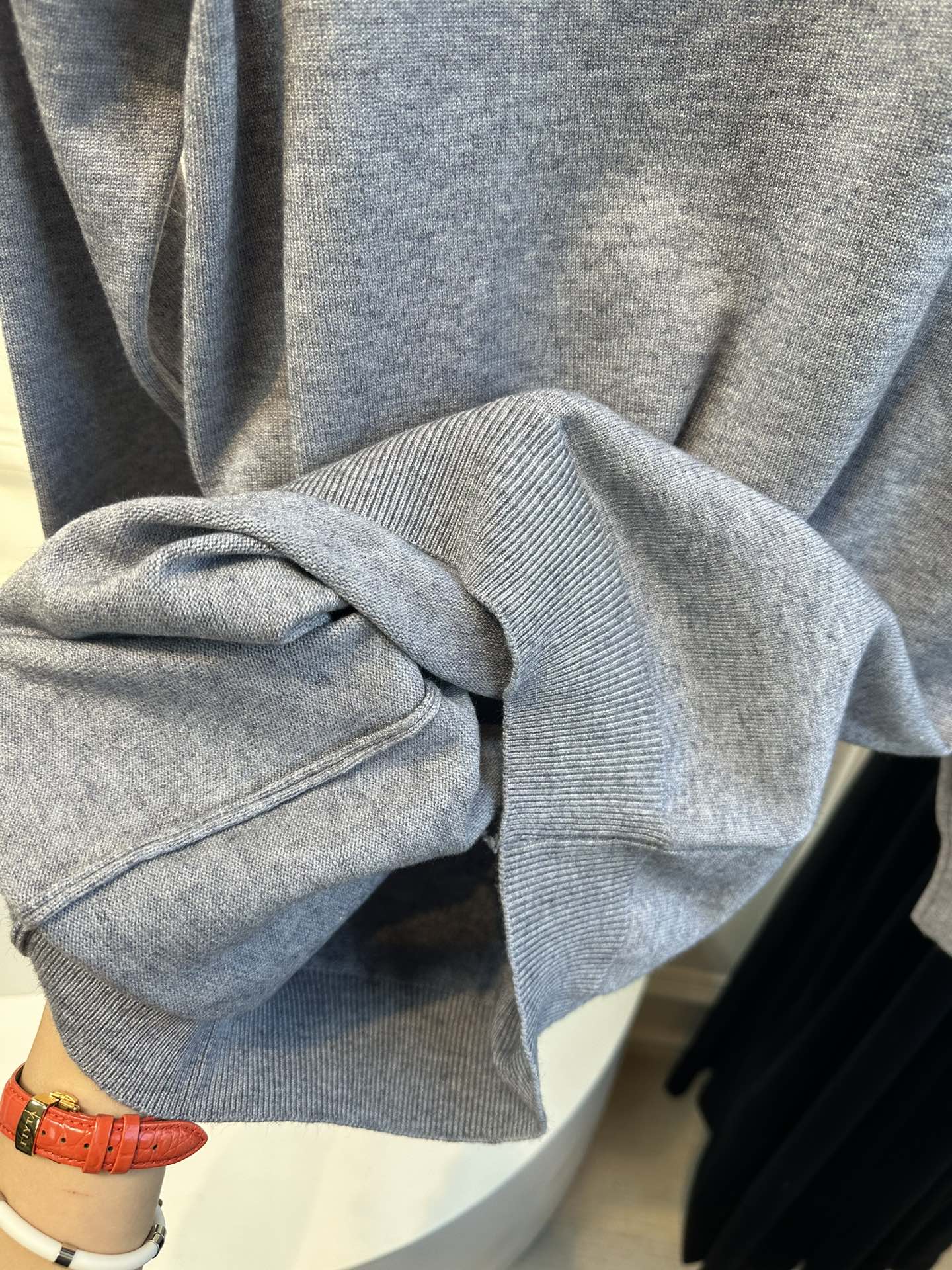 尺码F.均码，。
miumi*秋冬最字母刺绣logo圆领毛衣 🩶时髦慵懒 廓形高领设计 上身一整个氛围感