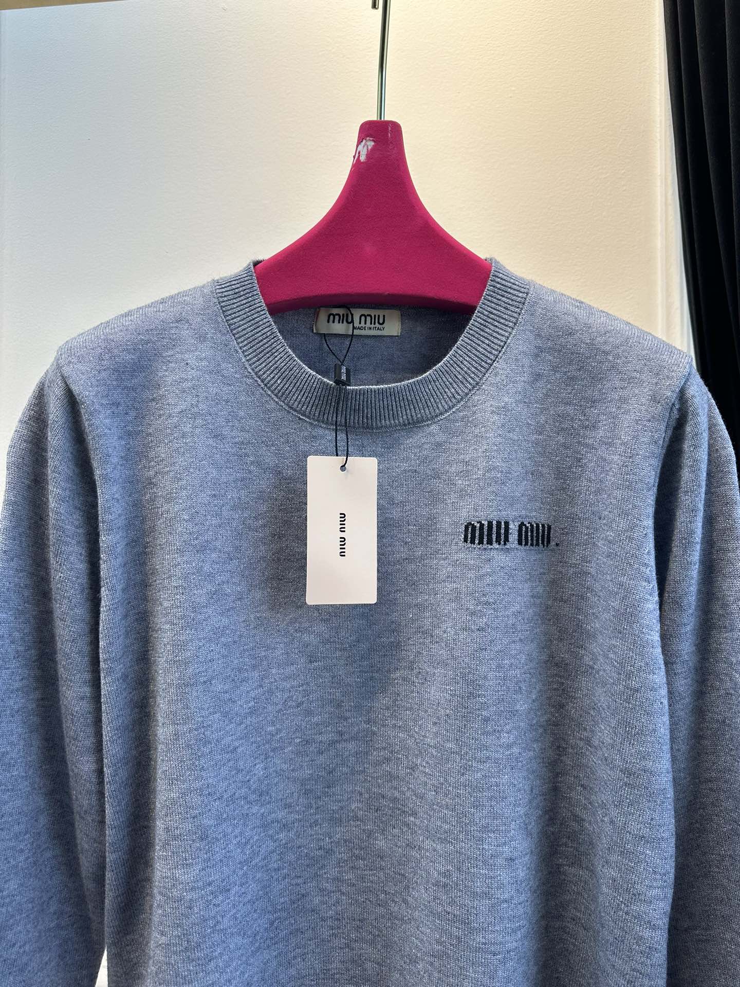 尺码F.均码，。
miumi*秋冬最字母刺绣logo圆领毛衣 🩶时髦慵懒 廓形高领设计 上身一整个氛围感