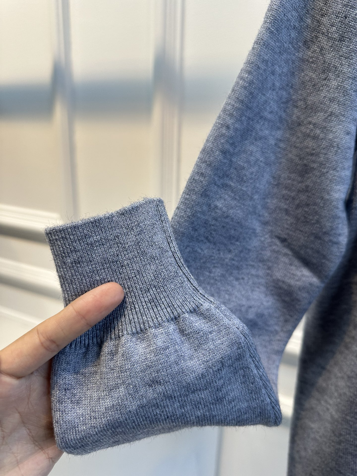 尺码F.均码，。
miumi*秋冬最字母刺绣logo圆领毛衣 🩶时髦慵懒 廓形高领设计 上身一整个氛围感