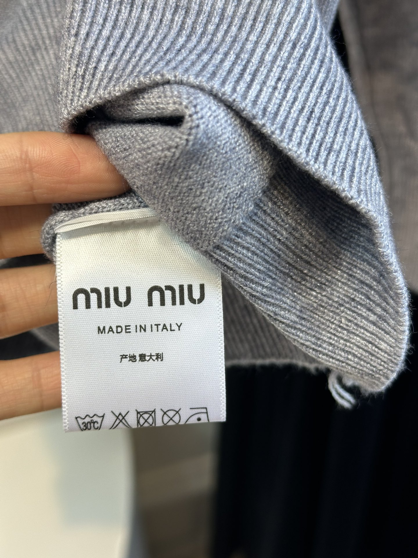 尺码F.均码，。
miumi*秋冬最字母刺绣logo圆领毛衣 🩶时髦慵懒 廓形高领设计 上身一整个氛围感