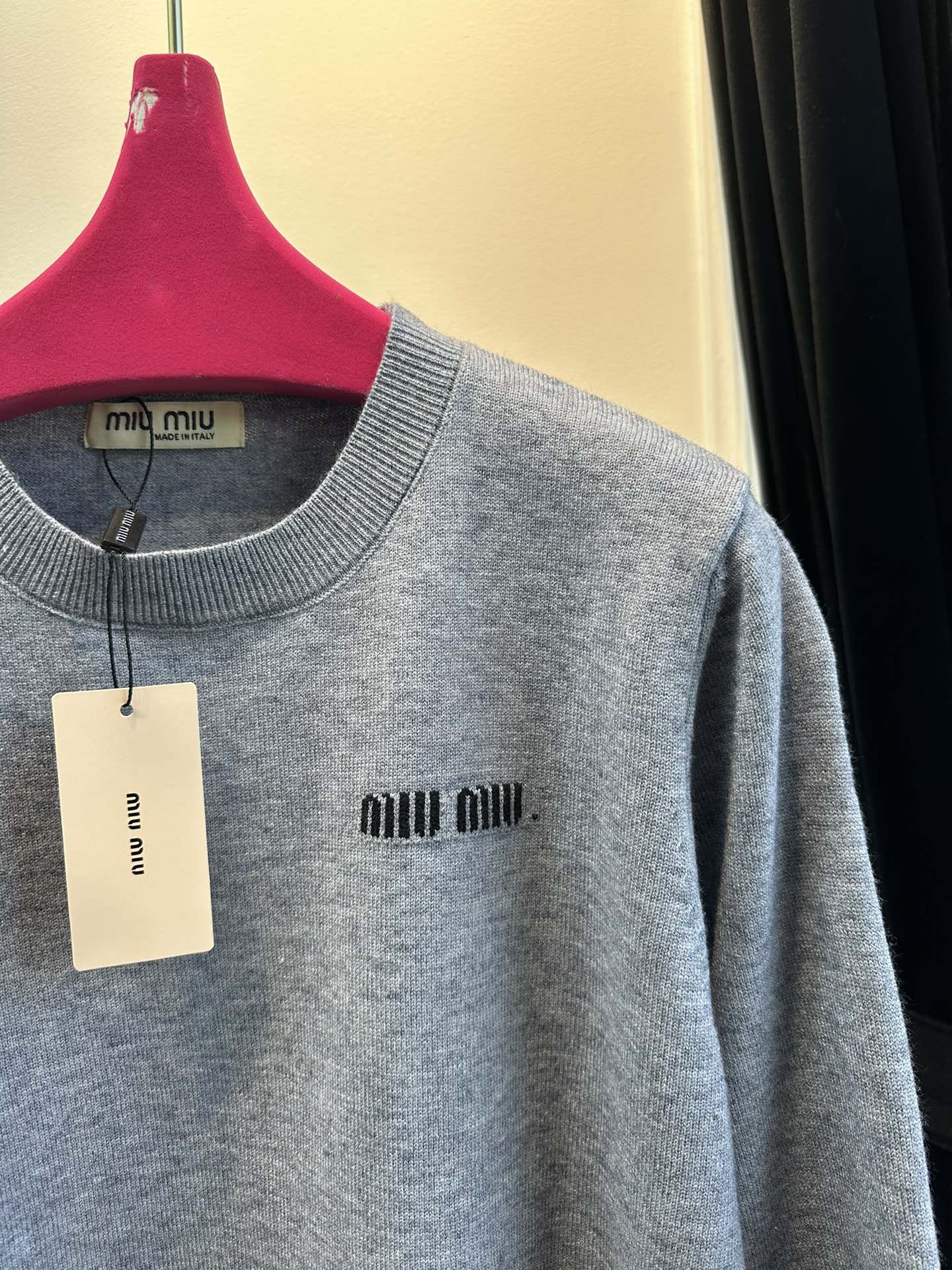 尺码F.均码，。
miumi*秋冬最字母刺绣logo圆领毛衣 🩶时髦慵懒 廓形高领设计 上身一整个氛围感