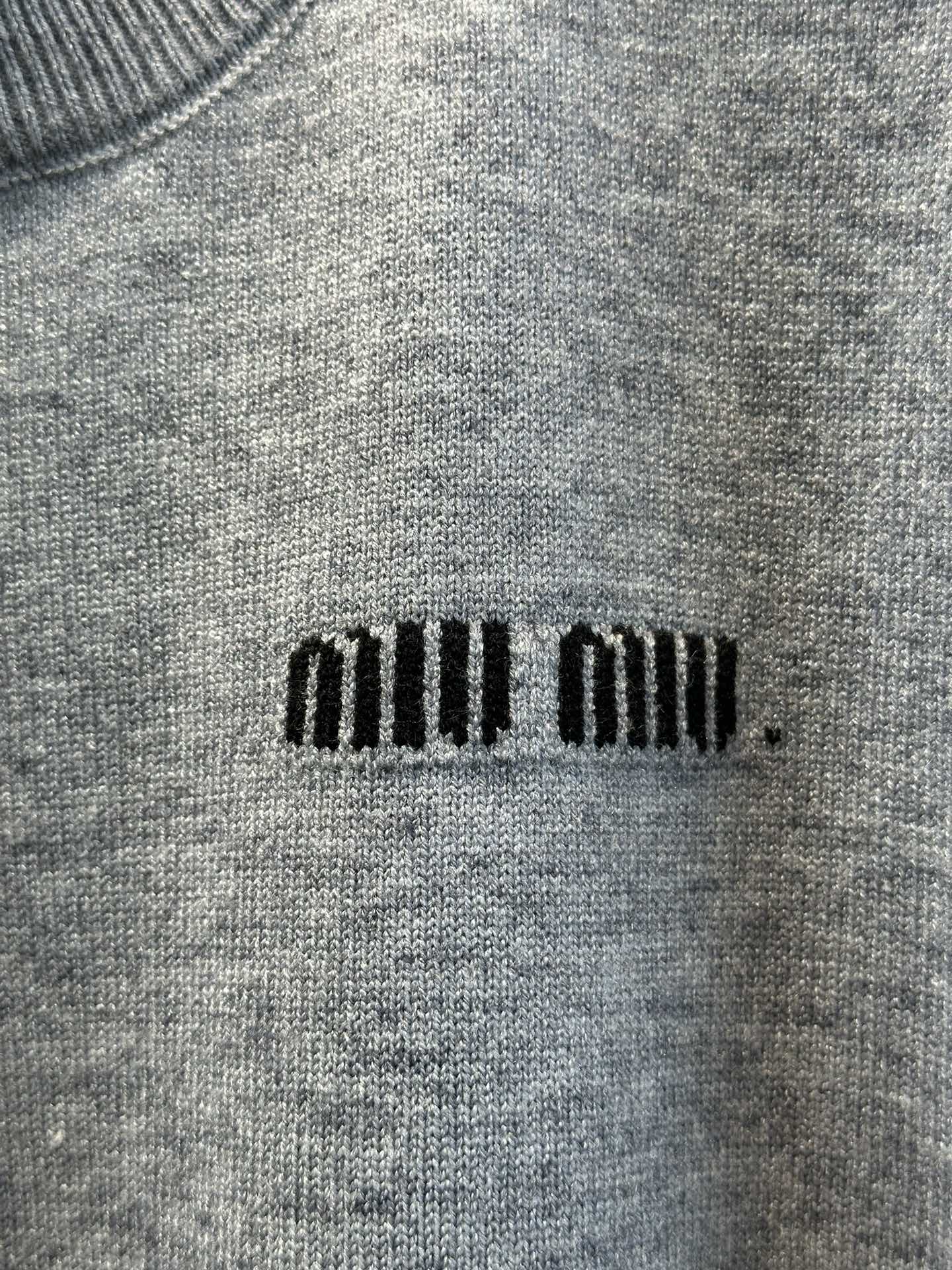 尺码F.均码，。
miumi*秋冬最字母刺绣logo圆领毛衣 🩶时髦慵懒 廓形高领设计 上身一整个氛围感