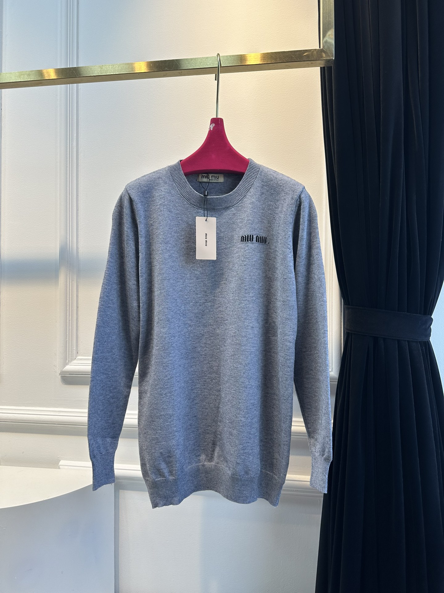 尺码F.均码，。
miumi*秋冬最字母刺绣logo圆领毛衣 🩶时髦慵懒 廓形高领设计 上身一整个氛围感