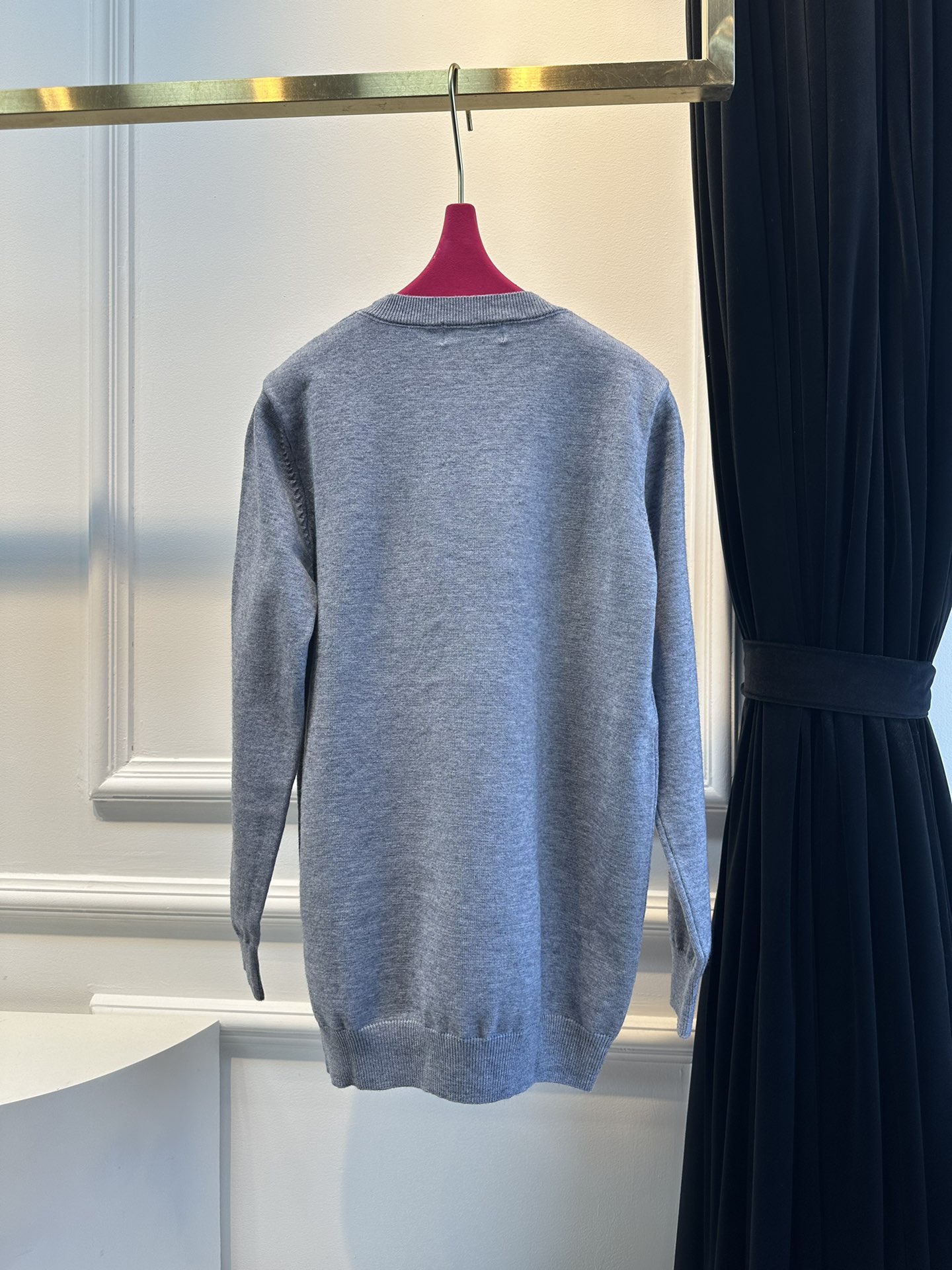 尺码F.均码，。
miumi*秋冬最字母刺绣logo圆领毛衣 🩶时髦慵懒 廓形高领设计 上身一整个氛围感