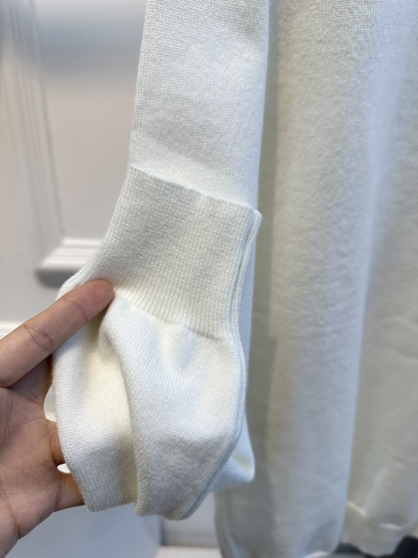 尺码F.均码，。
miumi*秋冬最字母刺绣logo圆领毛衣 🩶时髦慵懒 廓形高领设计 上身一整个氛围感