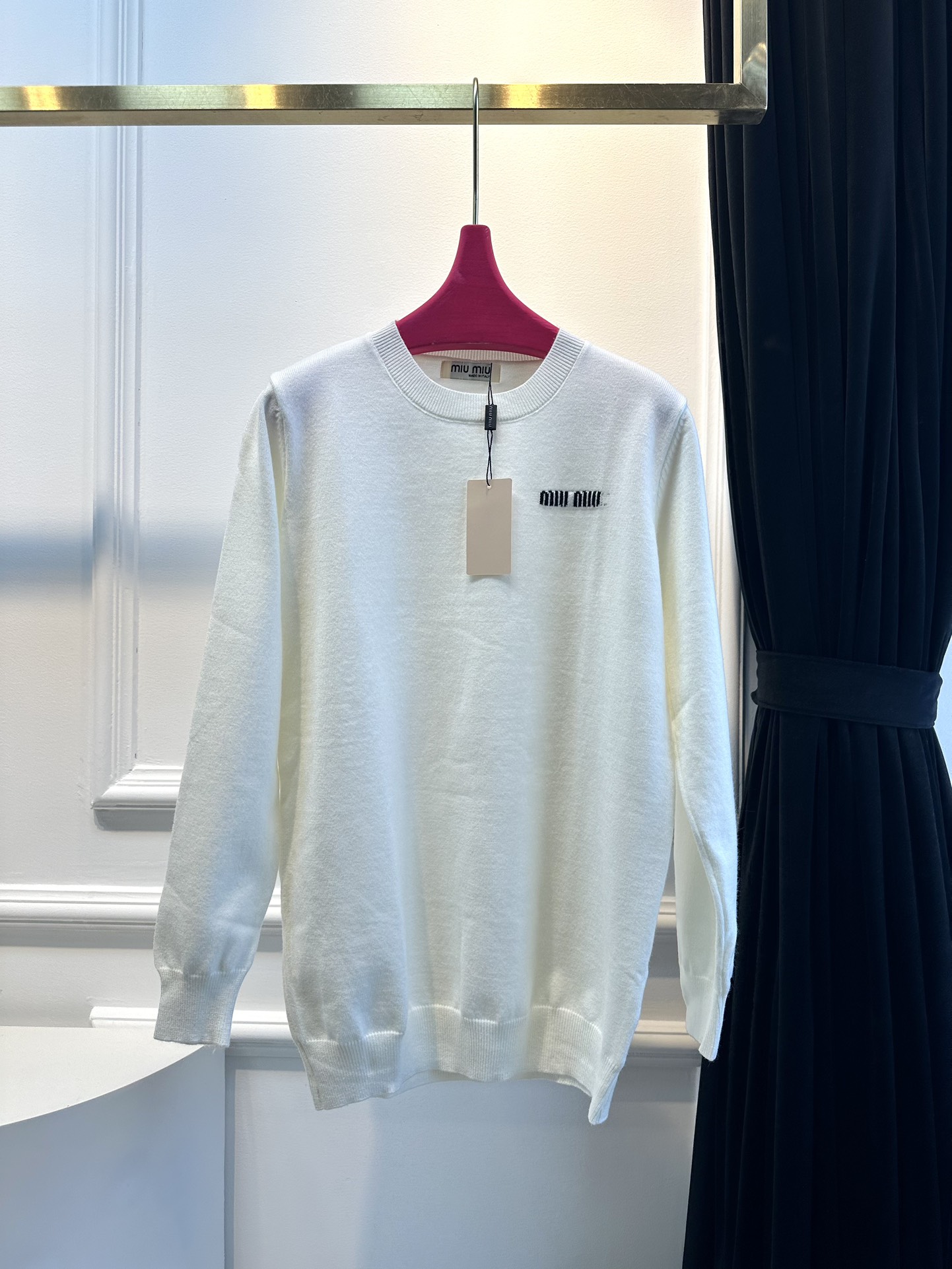 尺码F.均码，。
miumi*秋冬最字母刺绣logo圆领毛衣 🩶时髦慵懒 廓形高领设计 上身一整个氛围感