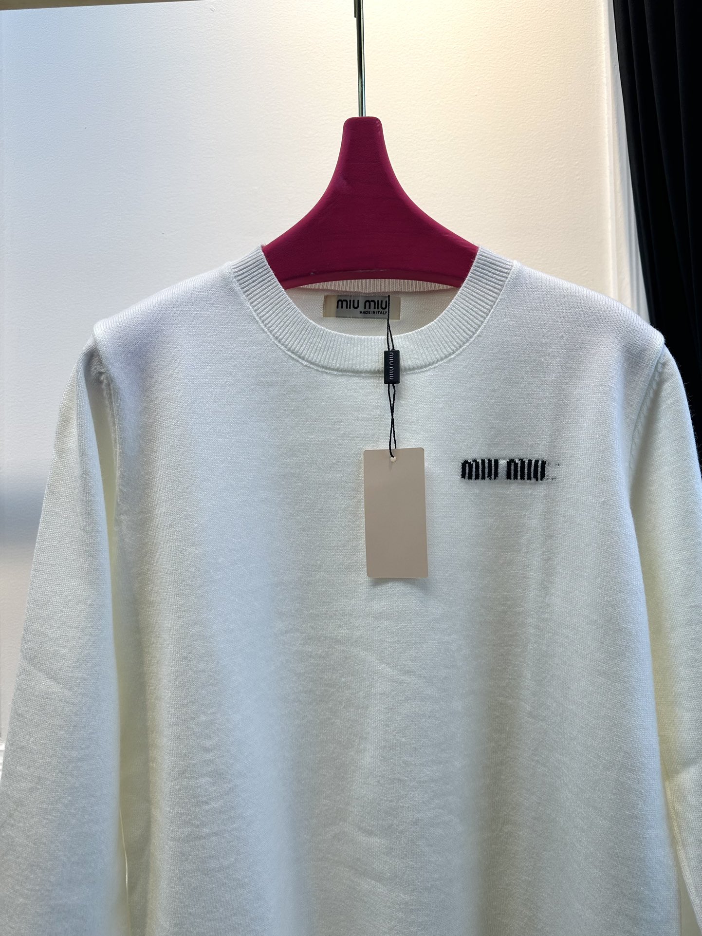尺码F.均码，。
miumi*秋冬最字母刺绣logo圆领毛衣 🩶时髦慵懒 廓形高领设计 上身一整个氛围感