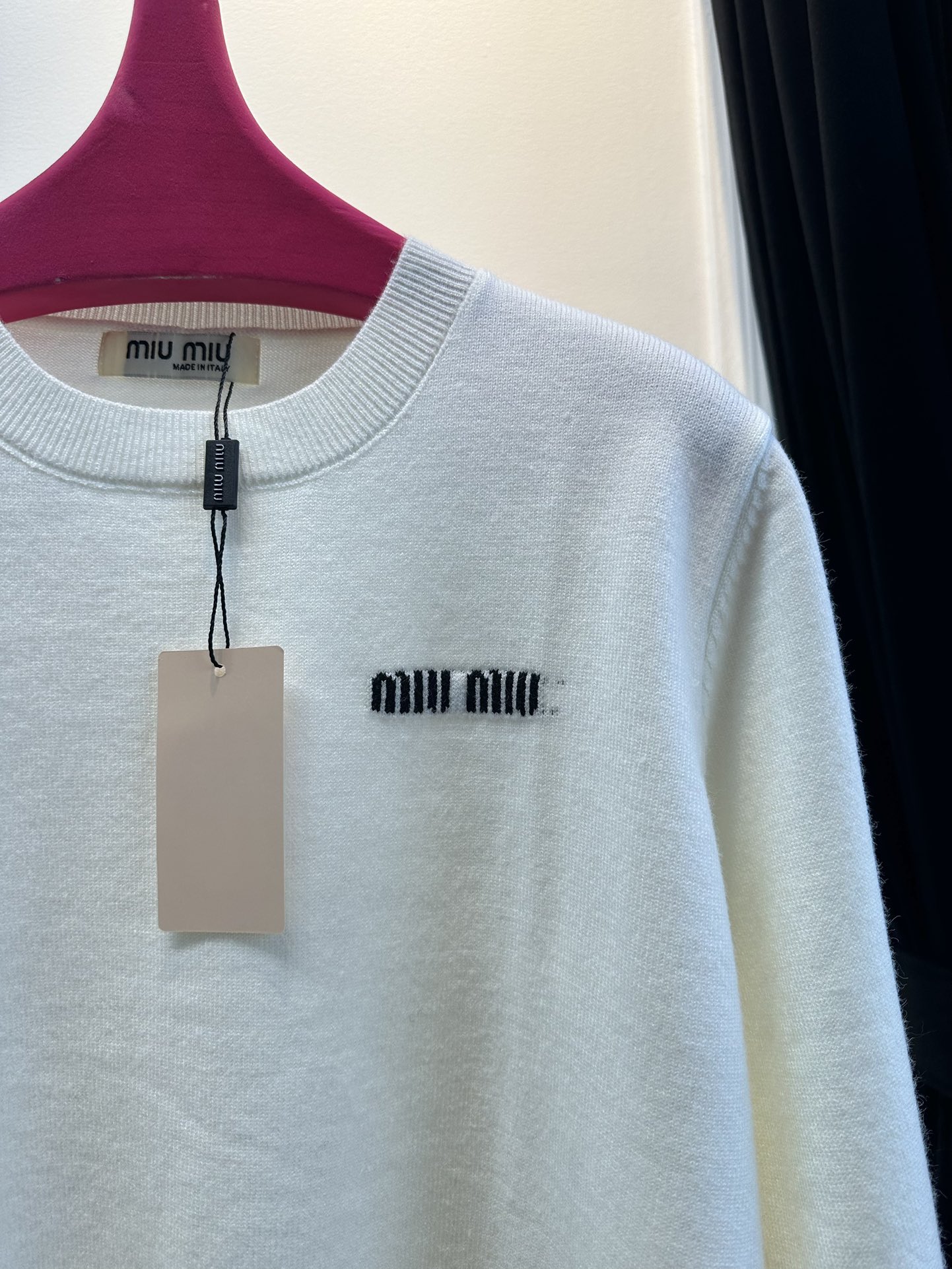 尺码F.均码，。
miumi*秋冬最字母刺绣logo圆领毛衣 🩶时髦慵懒 廓形高领设计 上身一整个氛围感
