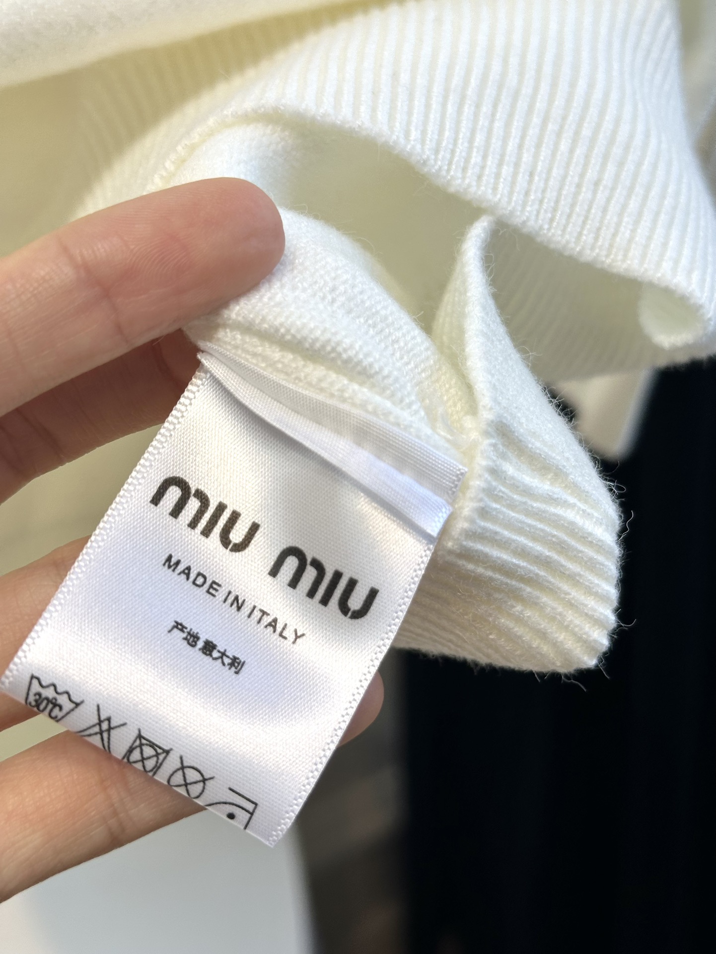 尺码F.均码，。
miumi*秋冬最字母刺绣logo圆领毛衣 🩶时髦慵懒 廓形高领设计 上身一整个氛围感