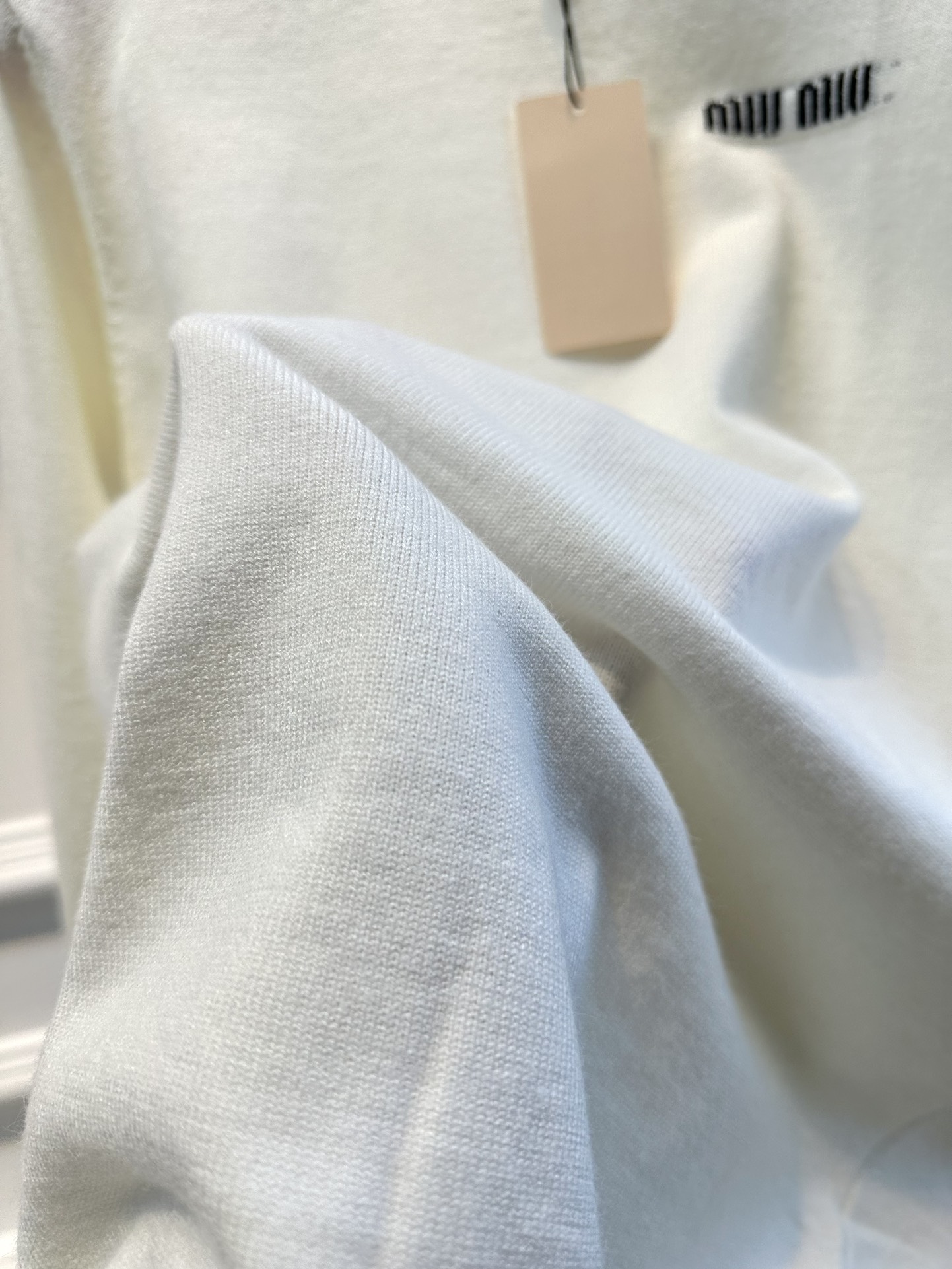 尺码F.均码，。
miumi*秋冬最字母刺绣logo圆领毛衣 🩶时髦慵懒 廓形高领设计 上身一整个氛围感