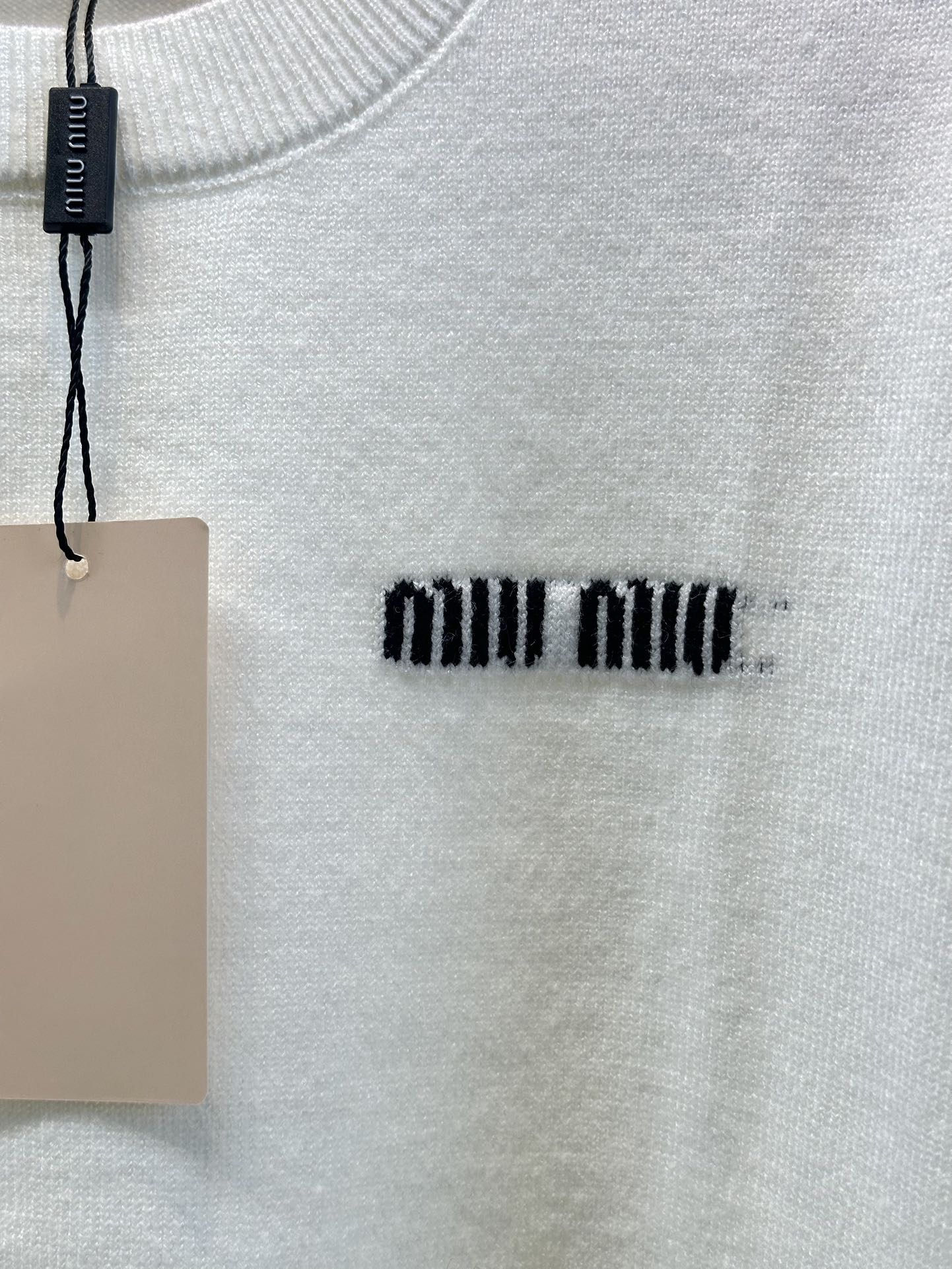 尺码F.均码，。
miumi*秋冬最字母刺绣logo圆领毛衣 🩶时髦慵懒 廓形高领设计 上身一整个氛围感