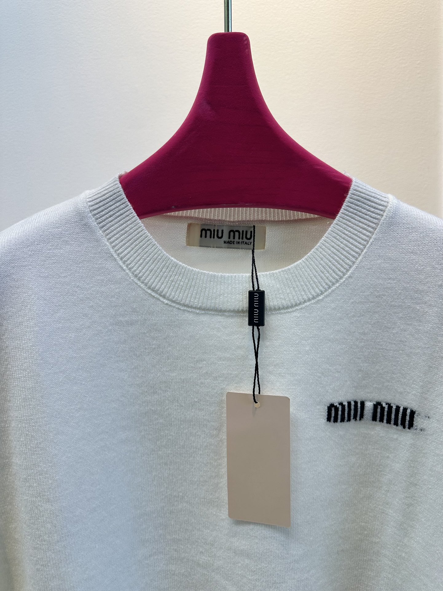 尺码F.均码，。
miumi*秋冬最字母刺绣logo圆领毛衣 🩶时髦慵懒 廓形高领设计 上身一整个氛围感