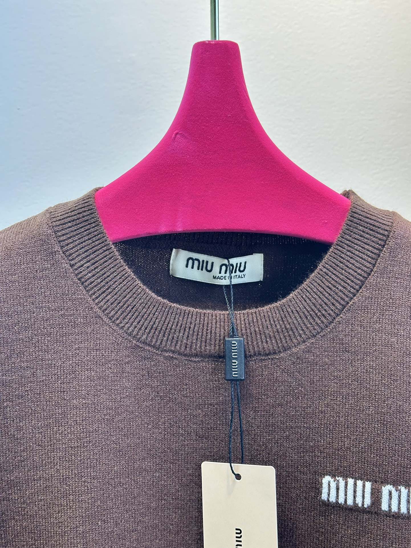 尺码F.均码，。
miumi*秋冬最字母刺绣logo圆领毛衣 🩶时髦慵懒 廓形高领设计 上身一整个氛围感