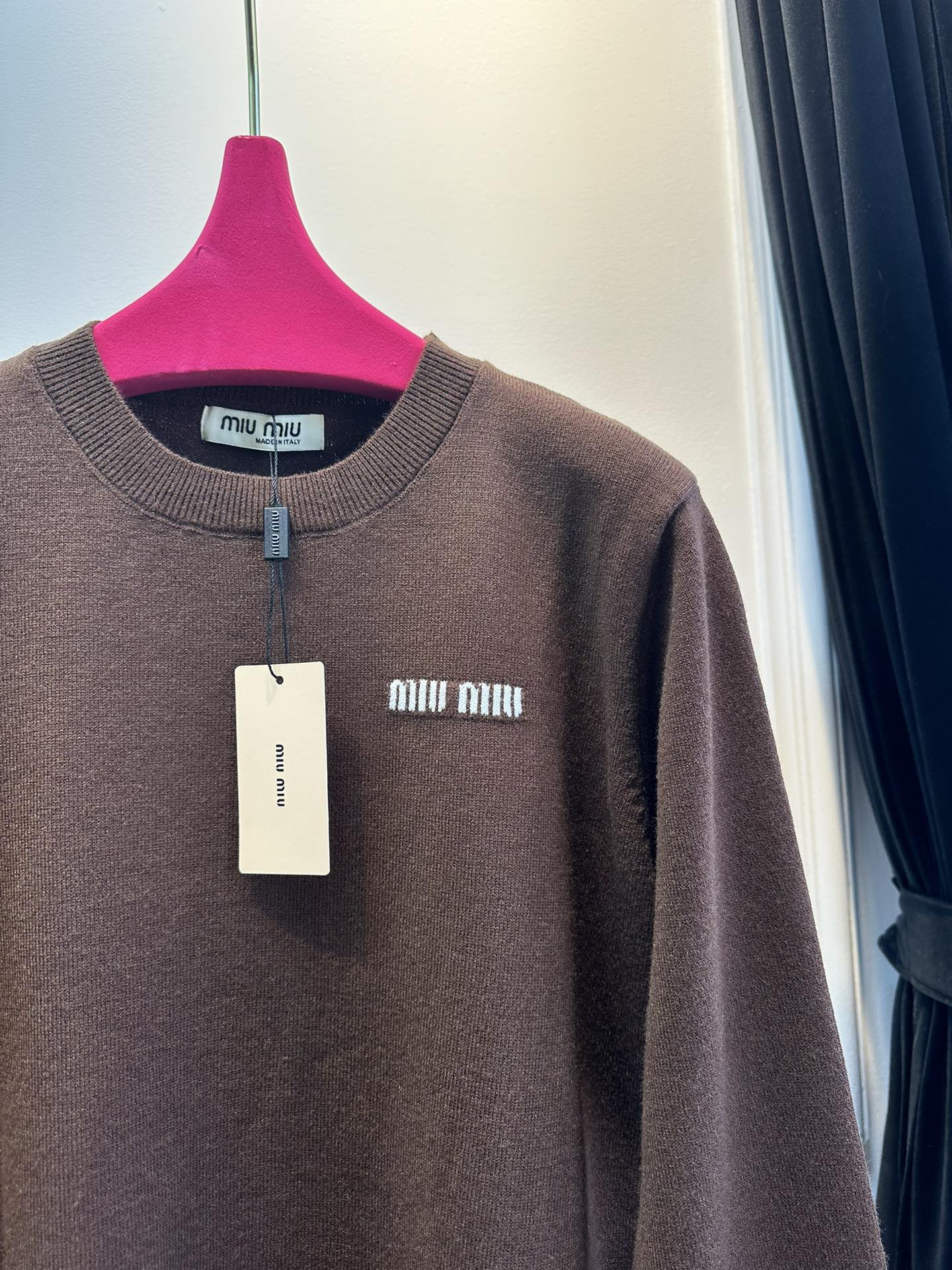 尺码F.均码，。
miumi*秋冬最字母刺绣logo圆领毛衣 🩶时髦慵懒 廓形高领设计 上身一整个氛围感