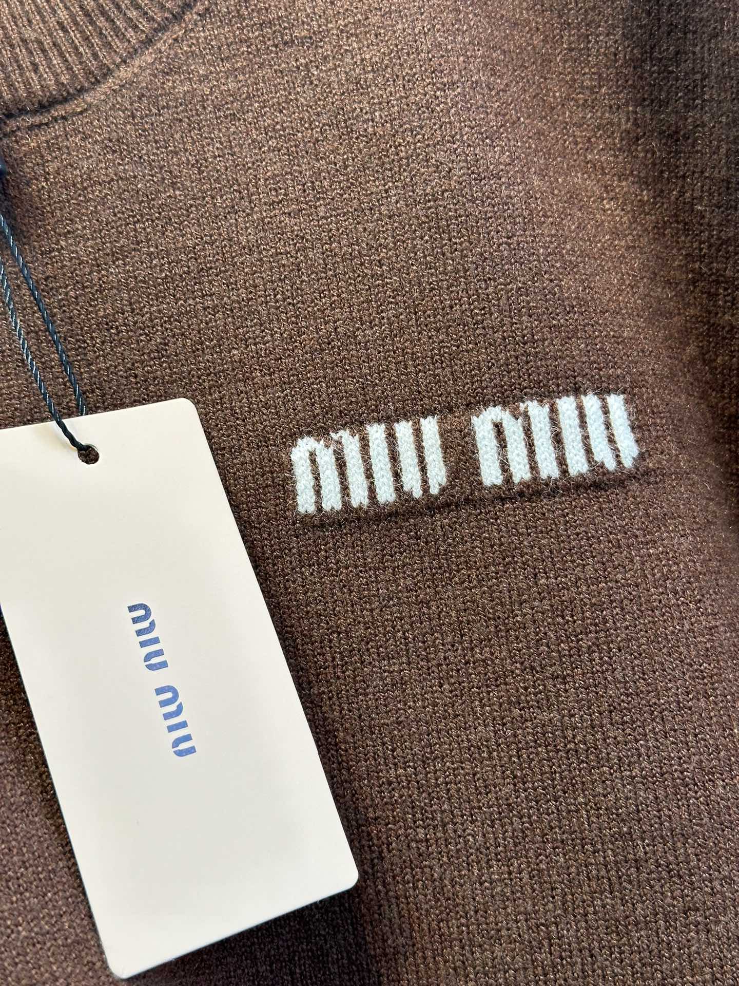 尺码F.均码，。
miumi*秋冬最字母刺绣logo圆领毛衣 🩶时髦慵懒 廓形高领设计 上身一整个氛围感