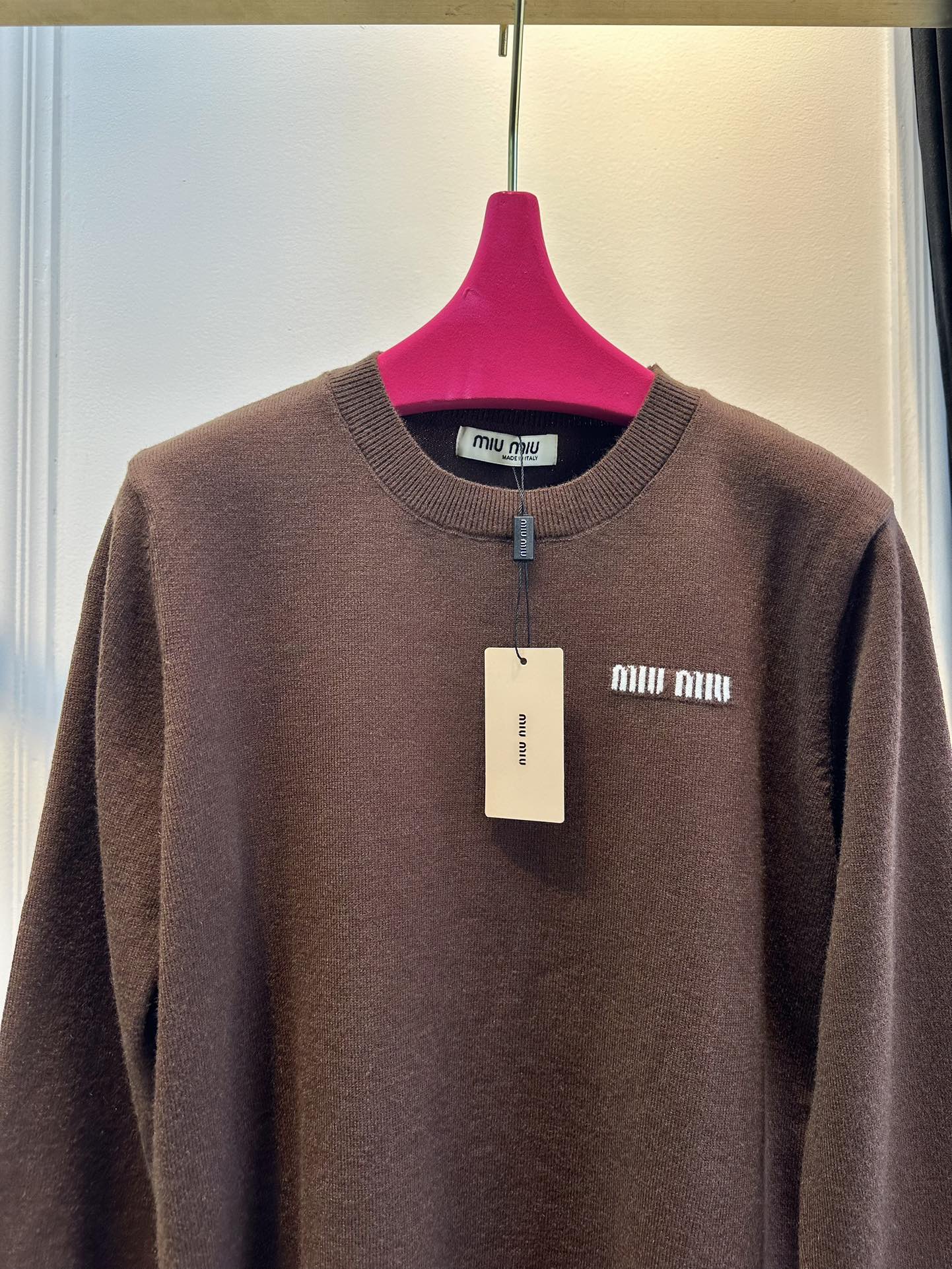 尺码F.均码，。
miumi*秋冬最字母刺绣logo圆领毛衣 🩶时髦慵懒 廓形高领设计 上身一整个氛围感